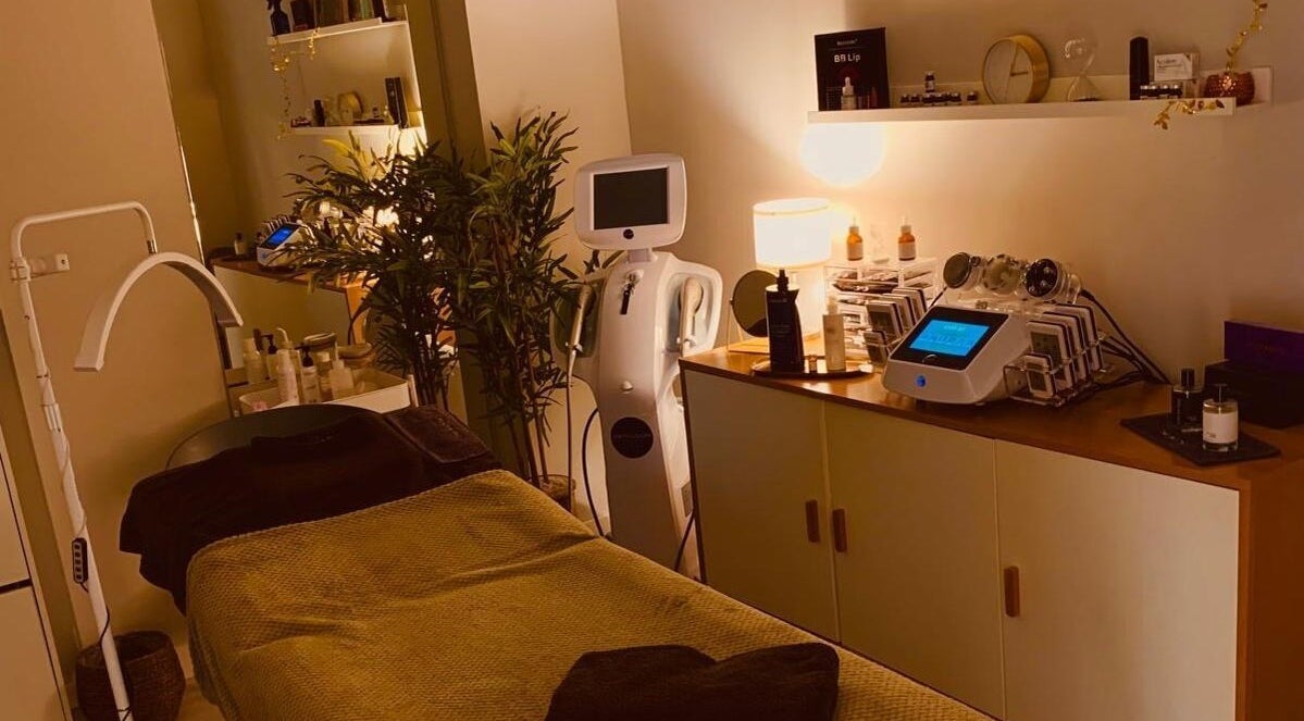 Sala de tratamento moderna no Golden Clinic, Viseu, Viseu, PT, equipada com tecnologia avançada.