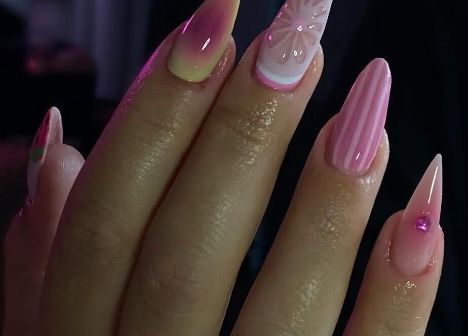 Manucure artistique à Lashstic, Cagnes-sur-mer, Provence-alpes-côte D'azur, FR, avec motifs colorés.