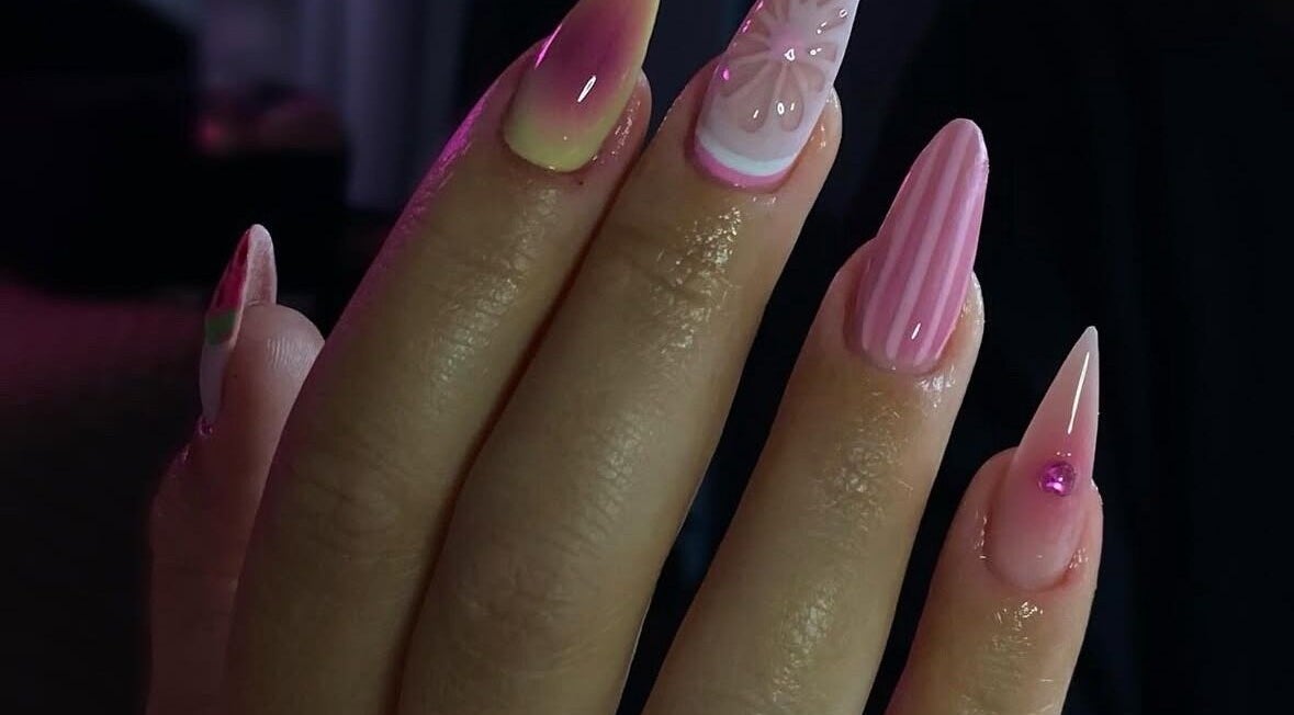 Manucure artistique à Lashstic, Cagnes-sur-mer, Provence-alpes-côte D'azur, FR, avec motifs colorés.