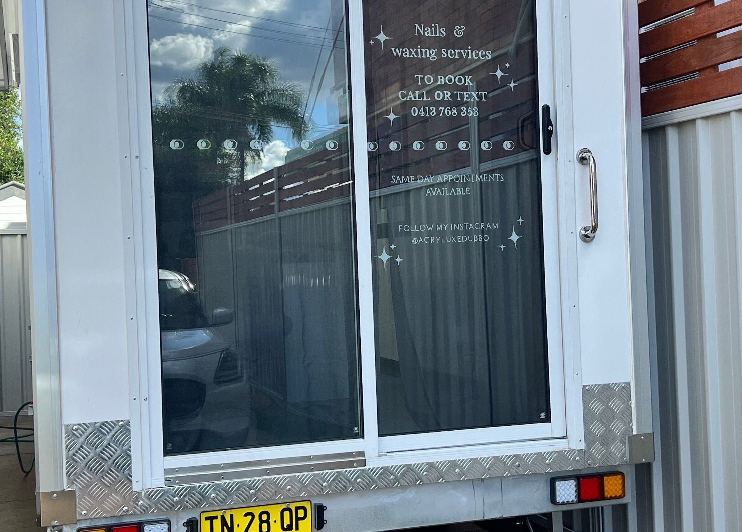 Acryluxe Nails and Beauty mobile salon, Dubbo, New South Wales. Offers nail and waxing services.