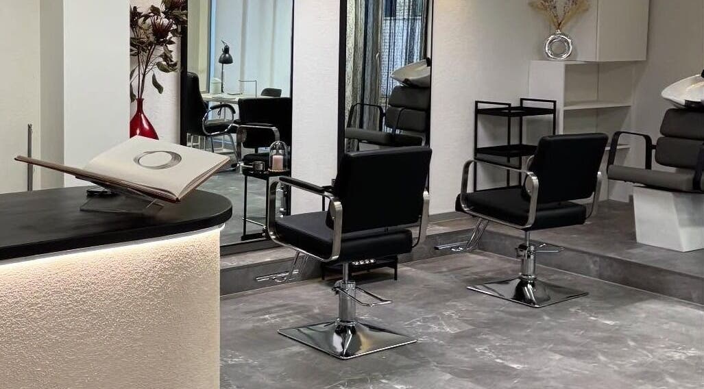 Stylish interior of Gipsy Rose Ilu salon in Tallinn, Harju maakond, EE with modern decor and sleek chairs.