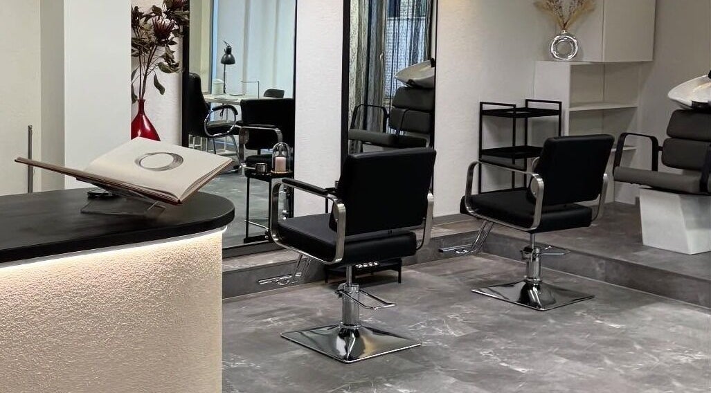 Stylish interior of Gipsy Rose Ilu salon in Tallinn, Harju maakond, EE with modern decor and sleek chairs.