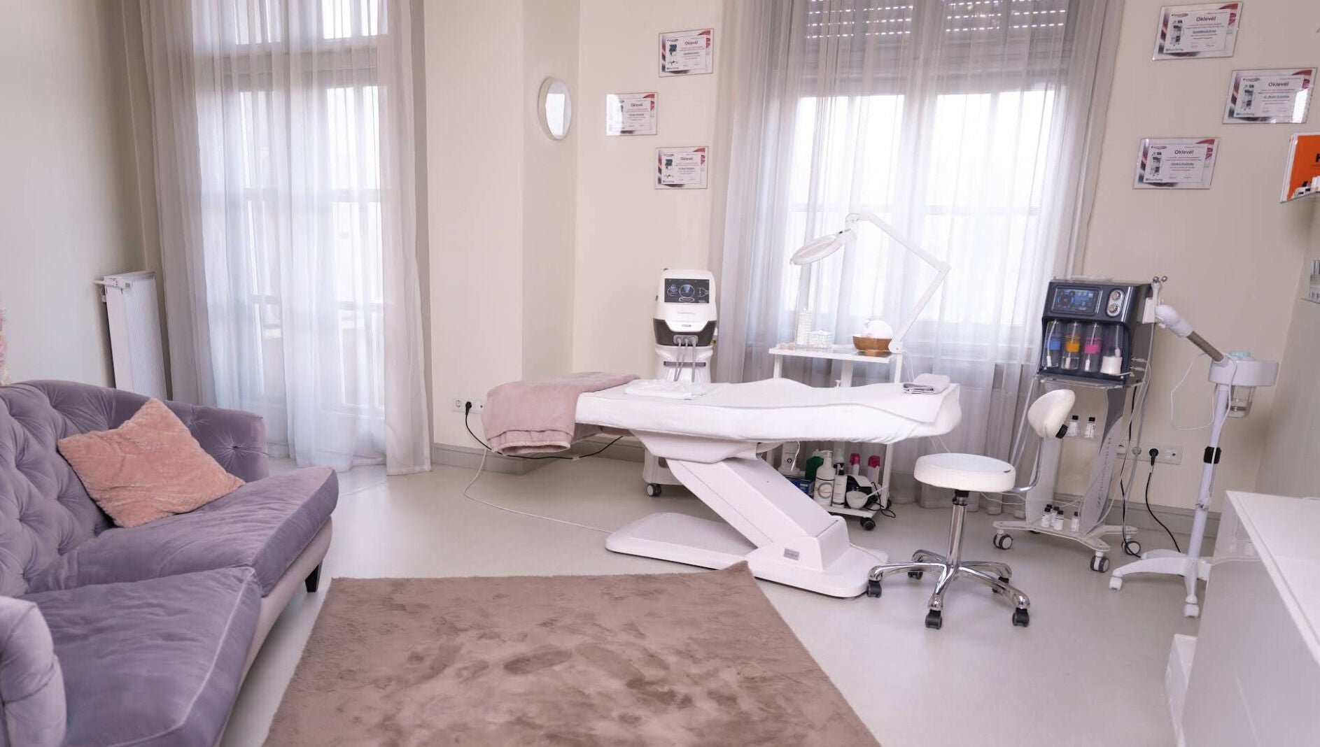 Nyugodt kezelőszoba az INFUBAR Aesthetics & Healthcare centerben, Budapest, Magyar, HU.