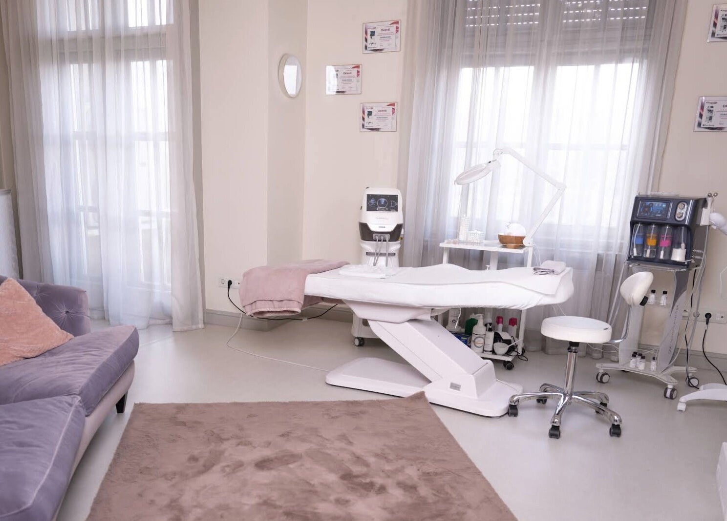 Nyugodt kezelőszoba az INFUBAR Aesthetics & Healthcare centerben, Budapest, Magyar, HU.