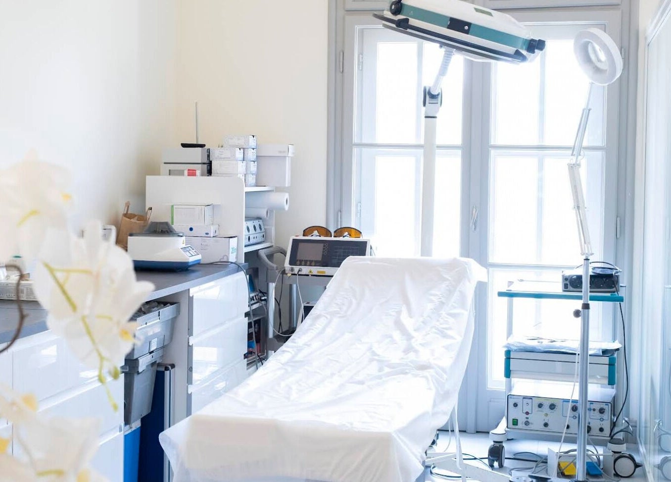 INFUBAR Aesthetics & Healthcare center modern kezelőszobája Budapest, Magyar, HU-ban.