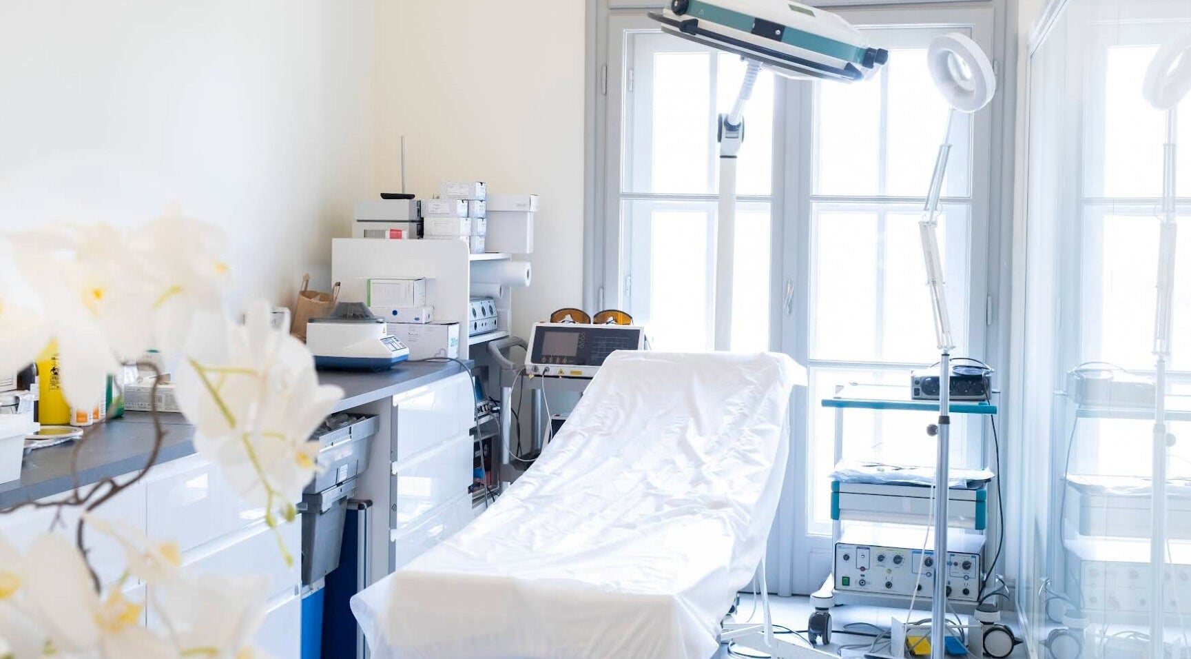 INFUBAR Aesthetics & Healthcare center modern kezelőszobája Budapest, Magyar, HU-ban.