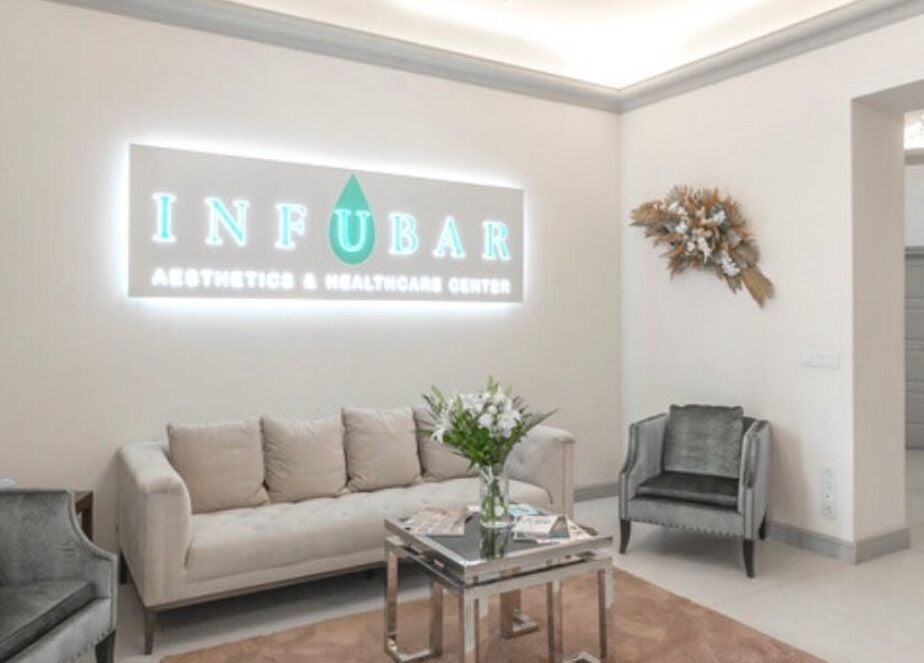 INFUBAR Aesthetics & Healthcare center elegáns váróterme Budapesten, Magyarországon, modern bútorokkal.
