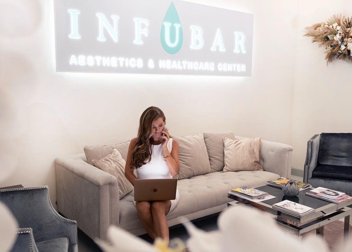 Nő laptop előtt, INFUBAR Aesthetics & Healthcare center, Budapest, Magyar, HU bemutatója.