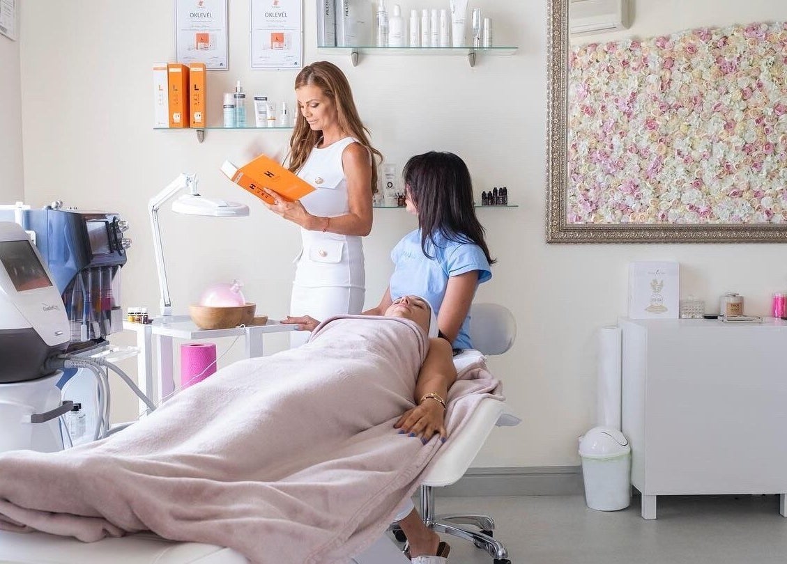 INFUBAR Aesthetics & Healthcare center kezelés közben Budapesten, elegáns belső tér virág fallal.