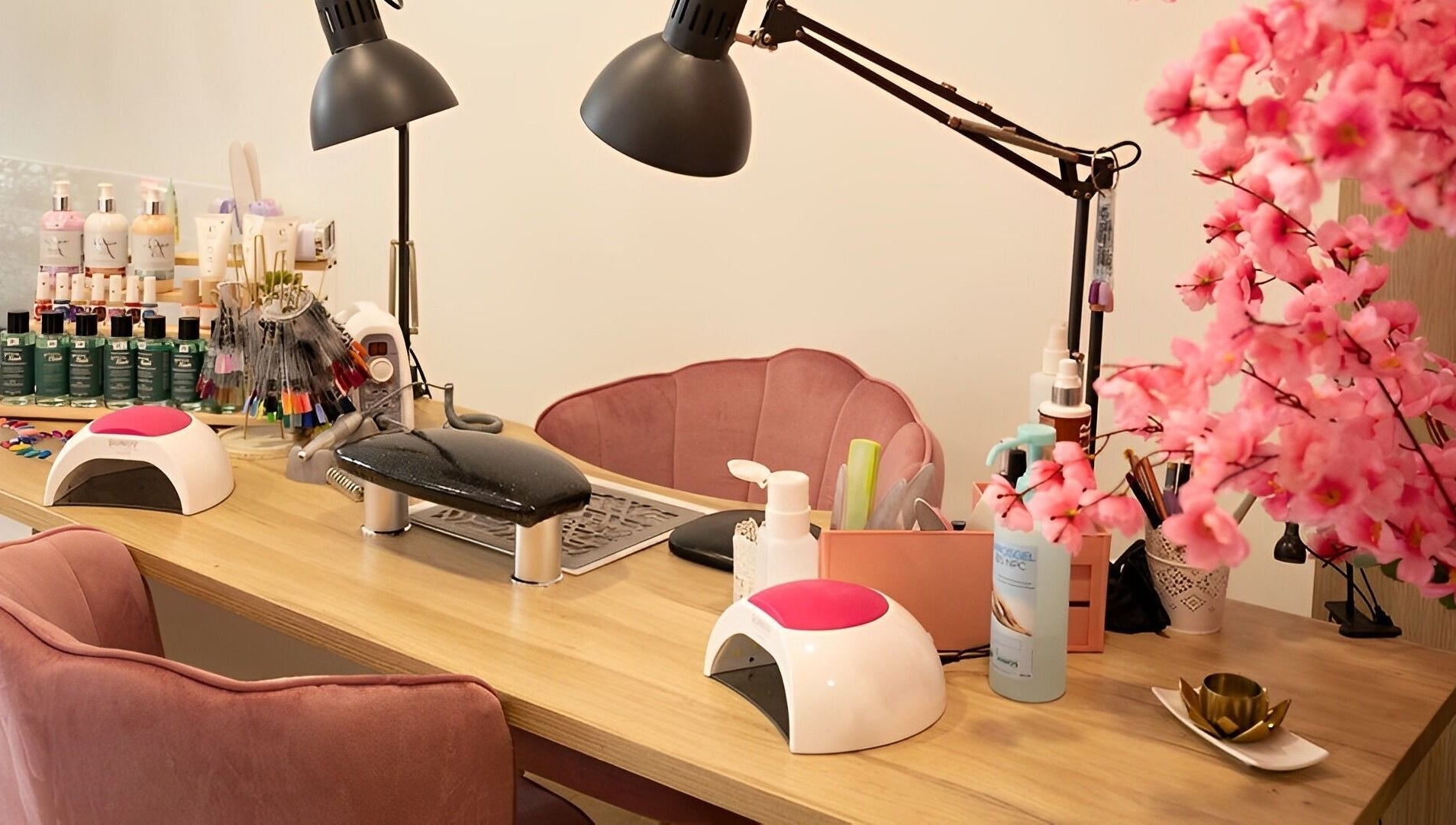 Espace manucure élégant à Crea'Tiff Nail, HAUT-CLOCHER, Grand Est, FR, avec équipement moderne et décoration florale.