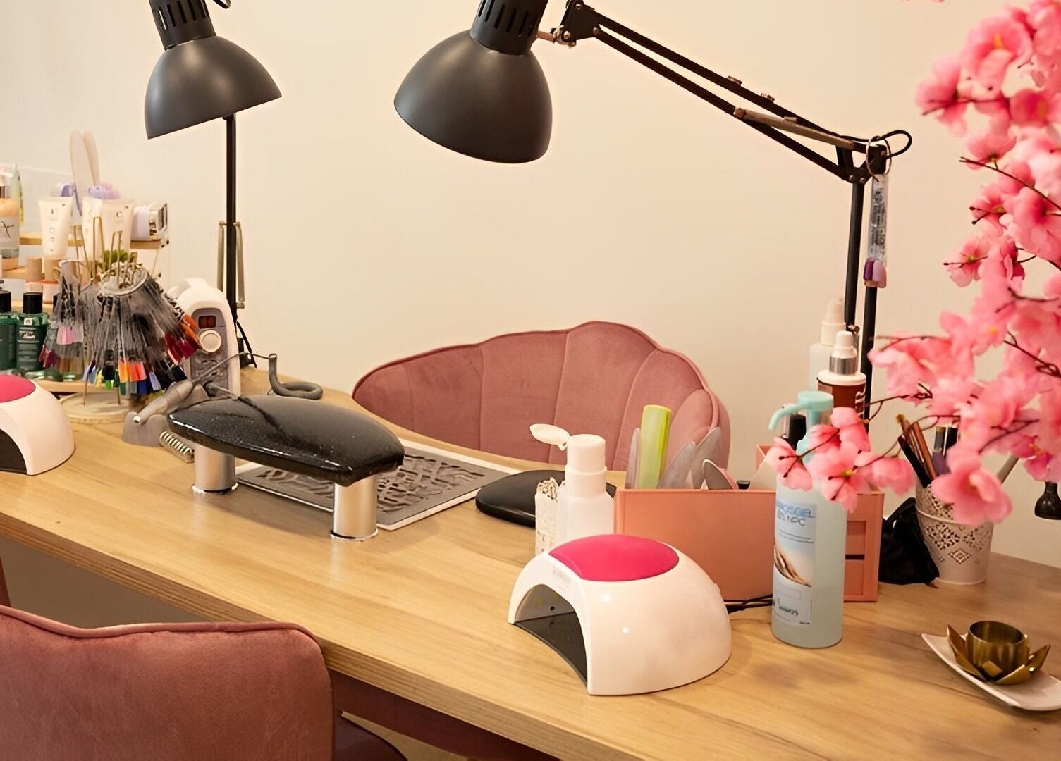 Espace manucure élégant à Crea'Tiff Nail, HAUT-CLOCHER, Grand Est, FR, avec équipement moderne et décoration florale.