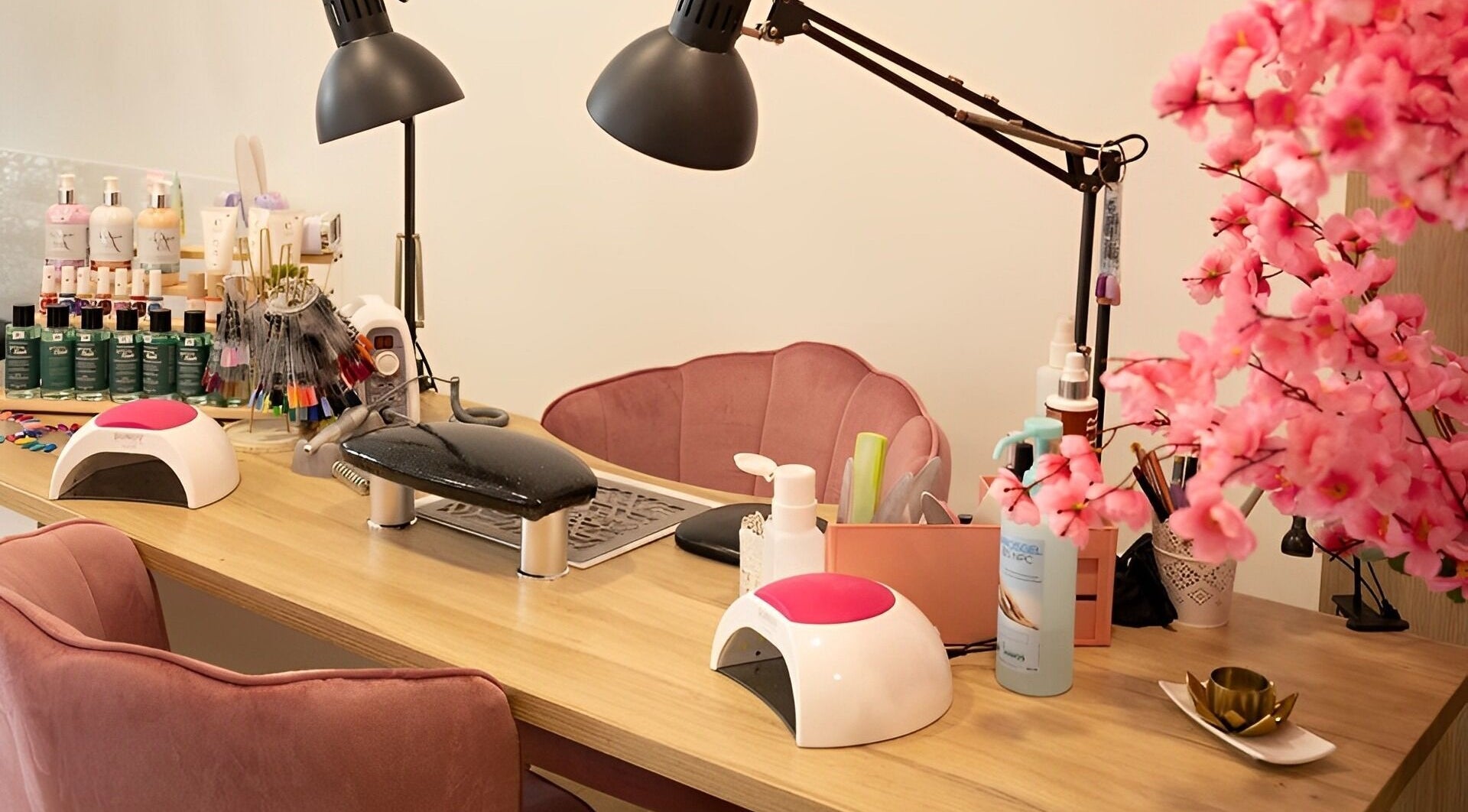 Espace manucure élégant à Crea'Tiff Nail, HAUT-CLOCHER, Grand Est, FR, avec équipement moderne et décoration florale.