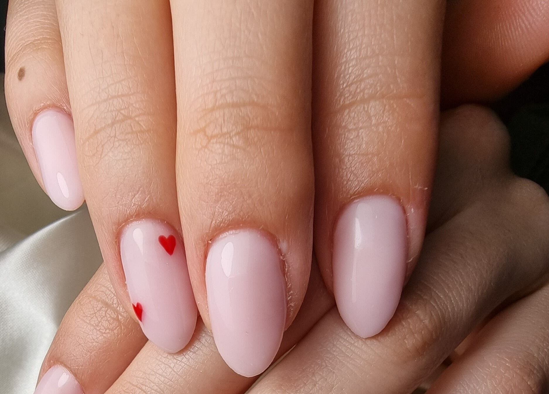 Manucure élégante avec des cœurs à Crea'Tiff Nail, HAUT-CLOCHER, Grand Est, FR.