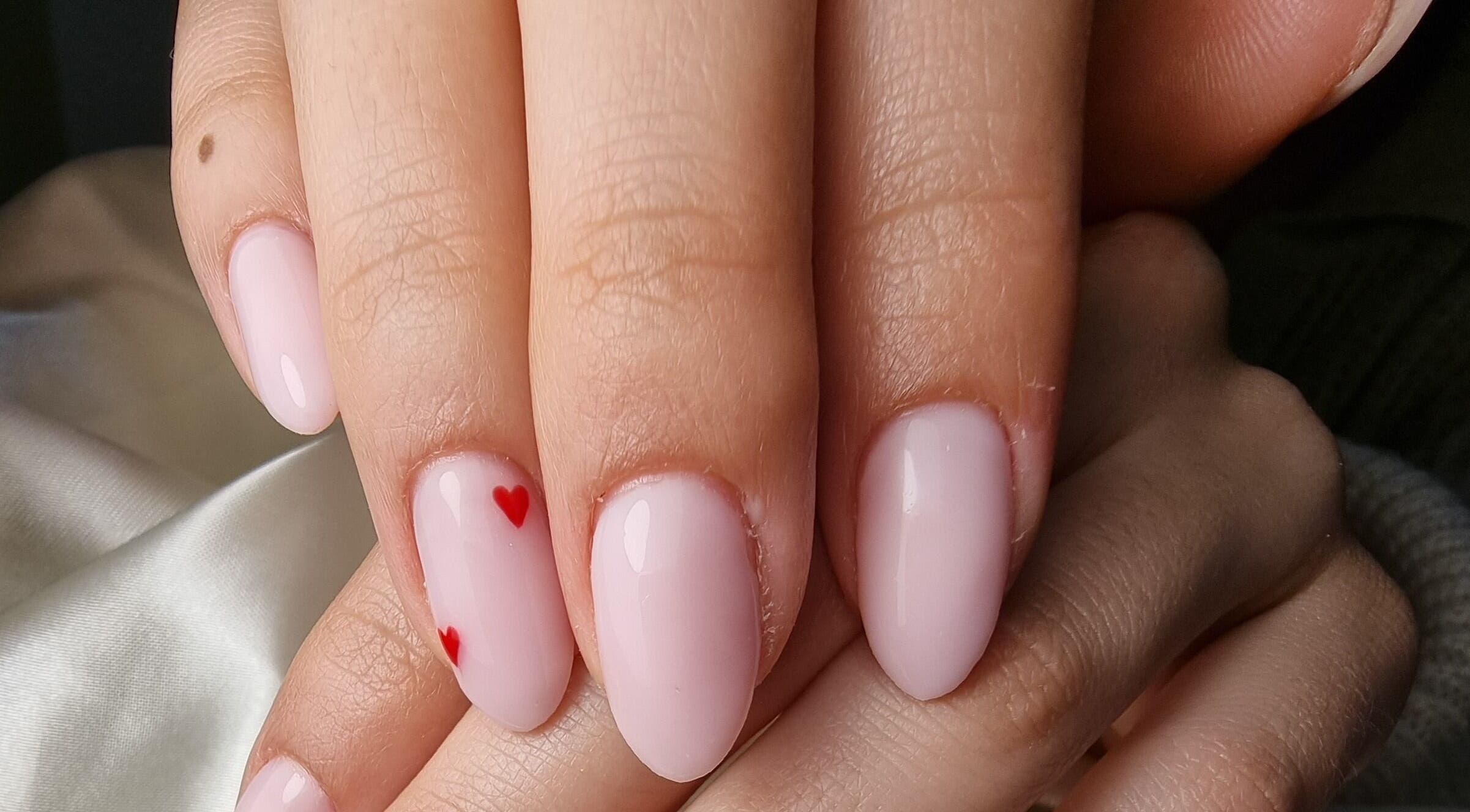 Manucure élégante avec des cœurs à Crea'Tiff Nail, HAUT-CLOCHER, Grand Est, FR.