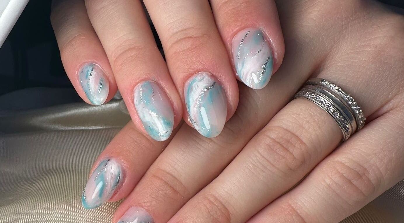 Manucure élégante de Crea'Tiff Nail à HAUT-CLOCHER, Grand Est, FR, avec des motifs bleu et argent.