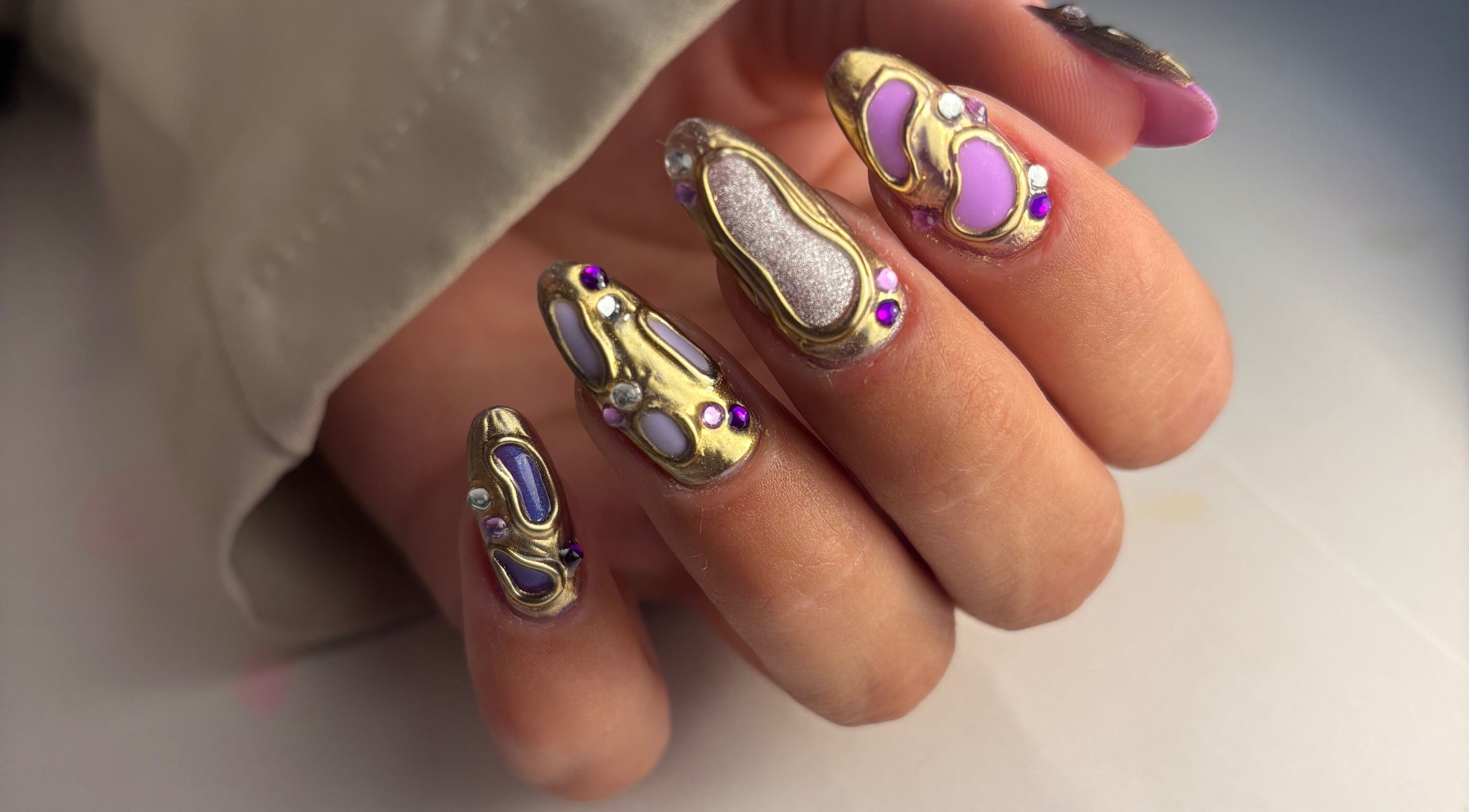 Art ongles dorés et violets chez Tulipes Nail Studio, Voisins-le-bretonneux, Île-de-france, FR.