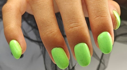 Manucure vert éclatant à Divi.nailstudio, Grâce-Hollogne, Belgium, BE.