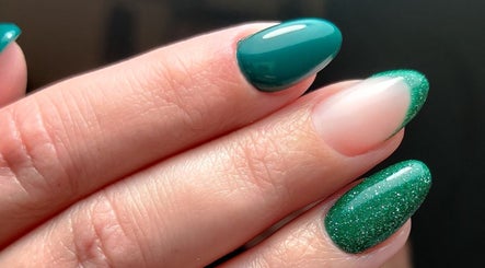 Manucure vert émeraude chez Divi.nailstudio à Grâce-Hollogne, Belgique, BE, mise en valeur de l'élégance.