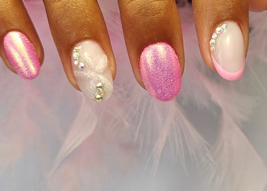 Manucure pailletée avec strass à Divi.nailstudio, Grâce-Hollogne, BE pour une élégance raffinée.