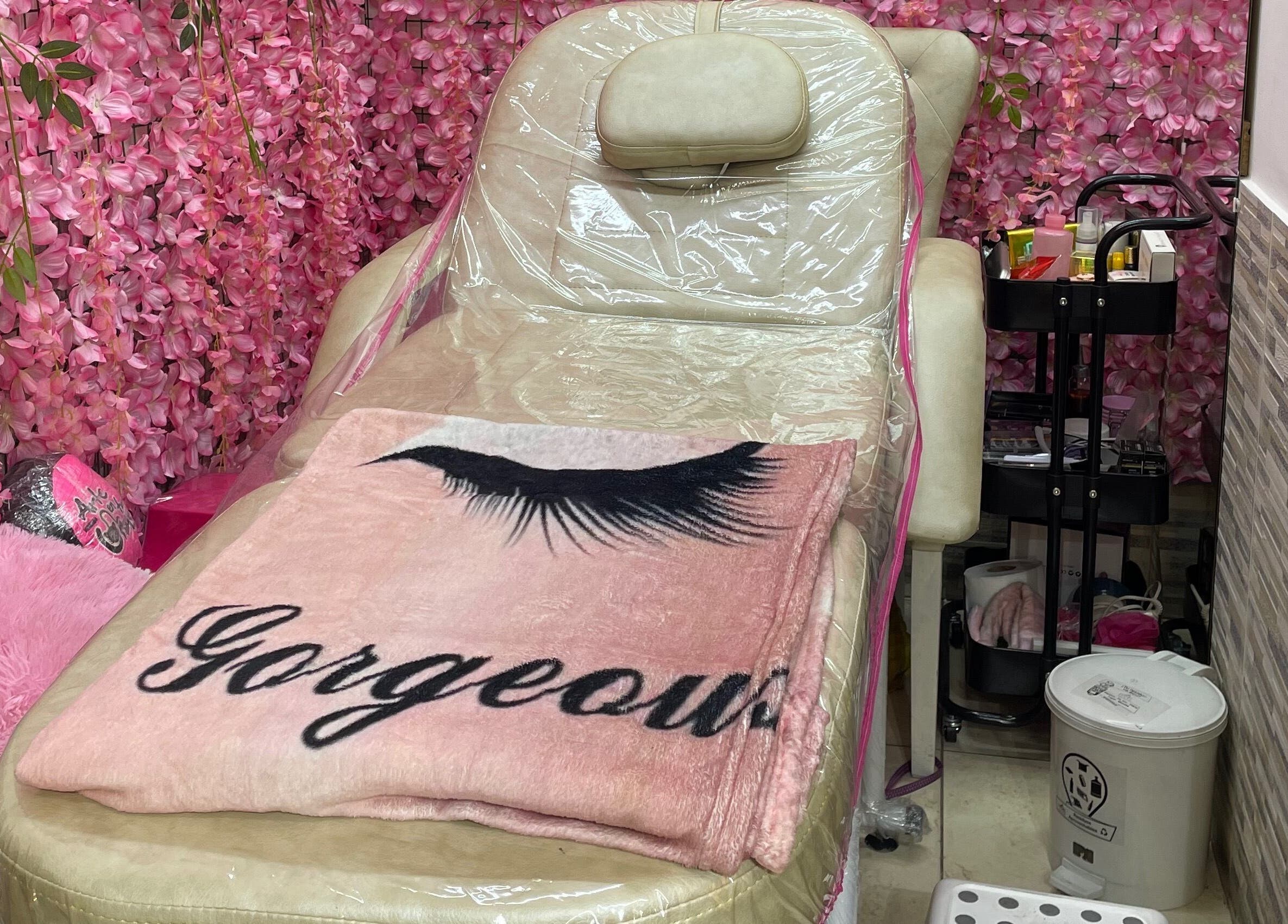 Cama de belleza en Andromeda Estudio De Belleza Y Moda, Bogotá, Cundinamarca, CO. Decoración de flores rosadas.