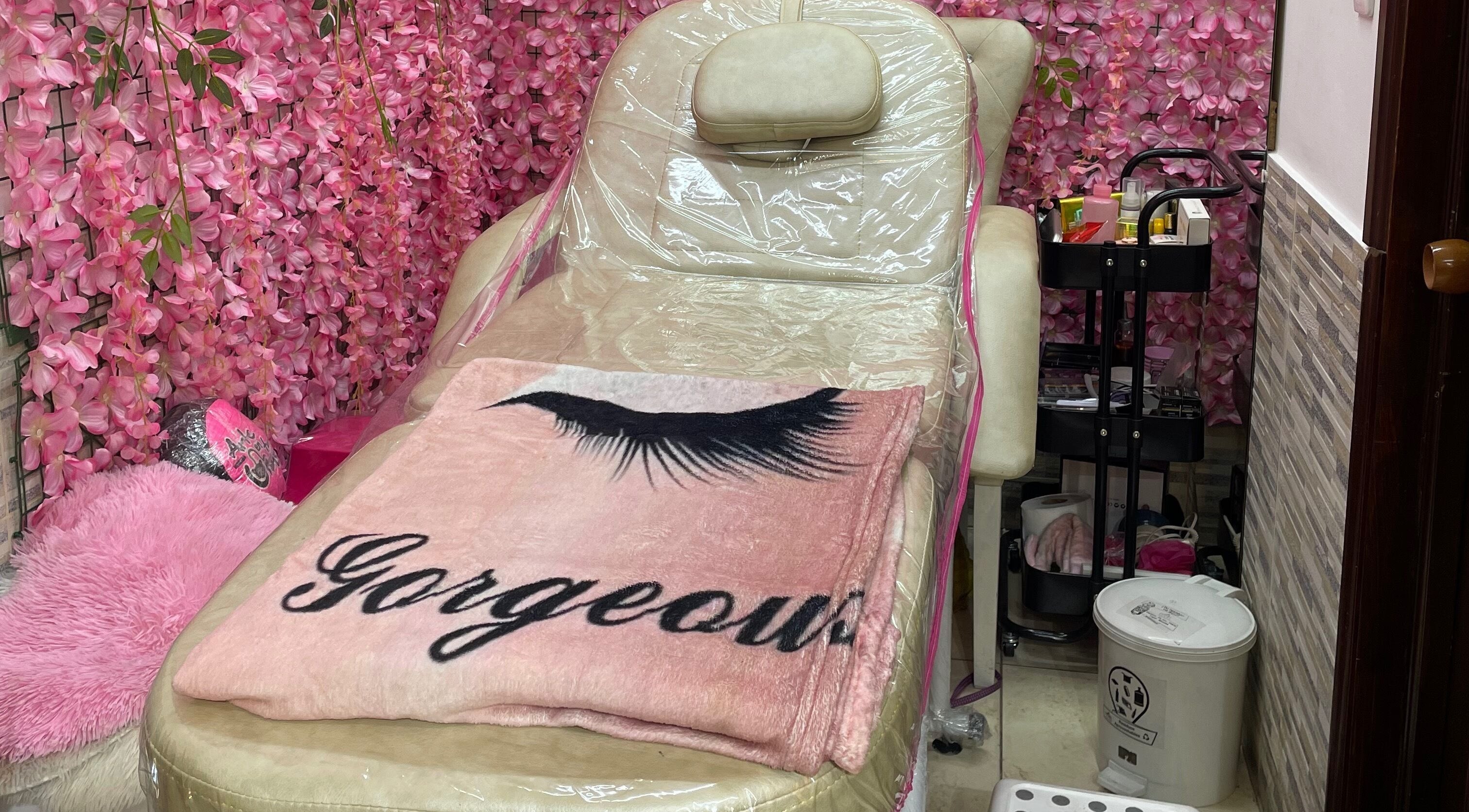 Cama de belleza en Andromeda Estudio De Belleza Y Moda, Bogotá, Cundinamarca, CO. Decoración de flores rosadas.