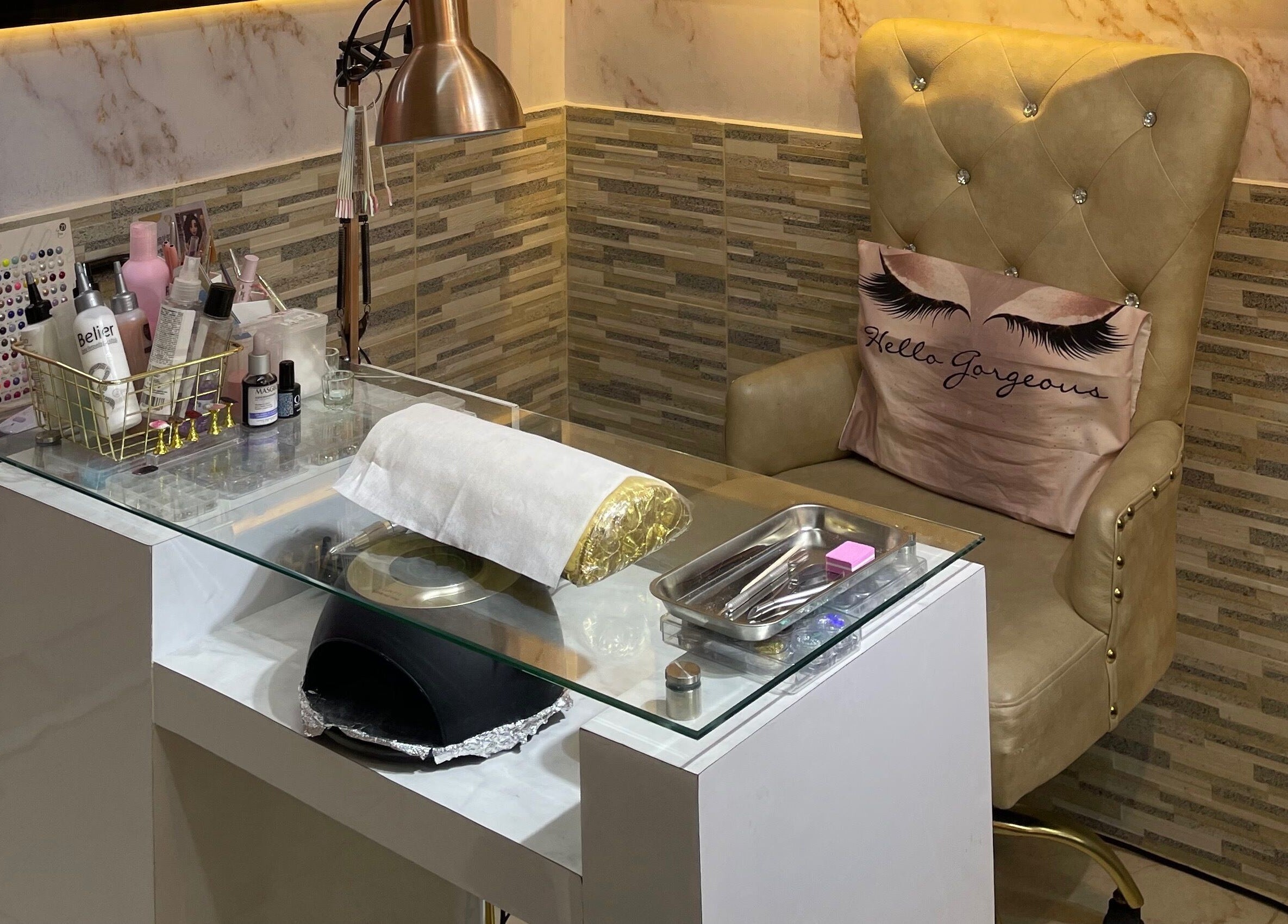 Área de manicure en Andromeda Estudio De Belleza Y Moda, Bogotá, Cundinamarca, CO con silla elegante.