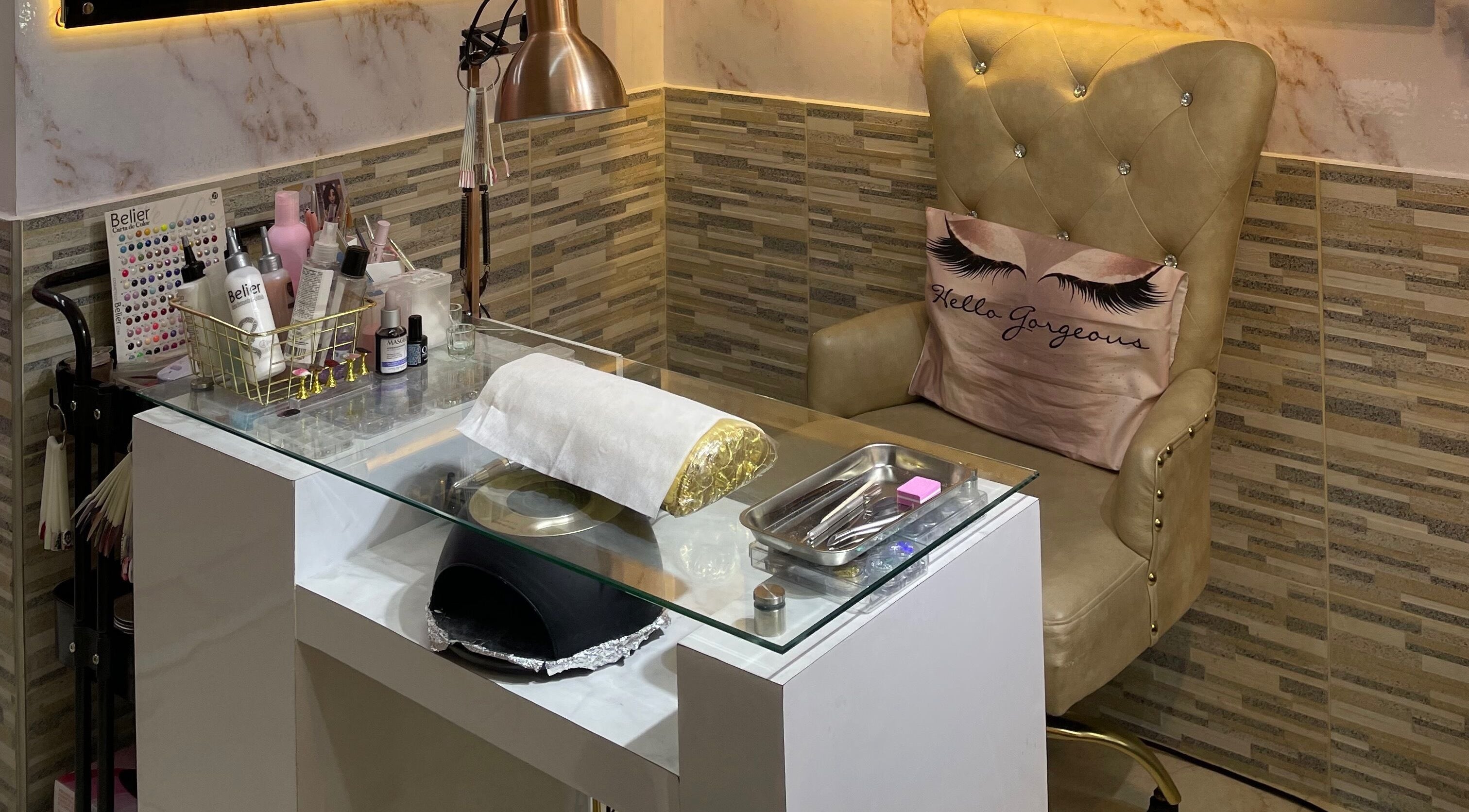 Área de manicure en Andromeda Estudio De Belleza Y Moda, Bogotá, Cundinamarca, CO con silla elegante.