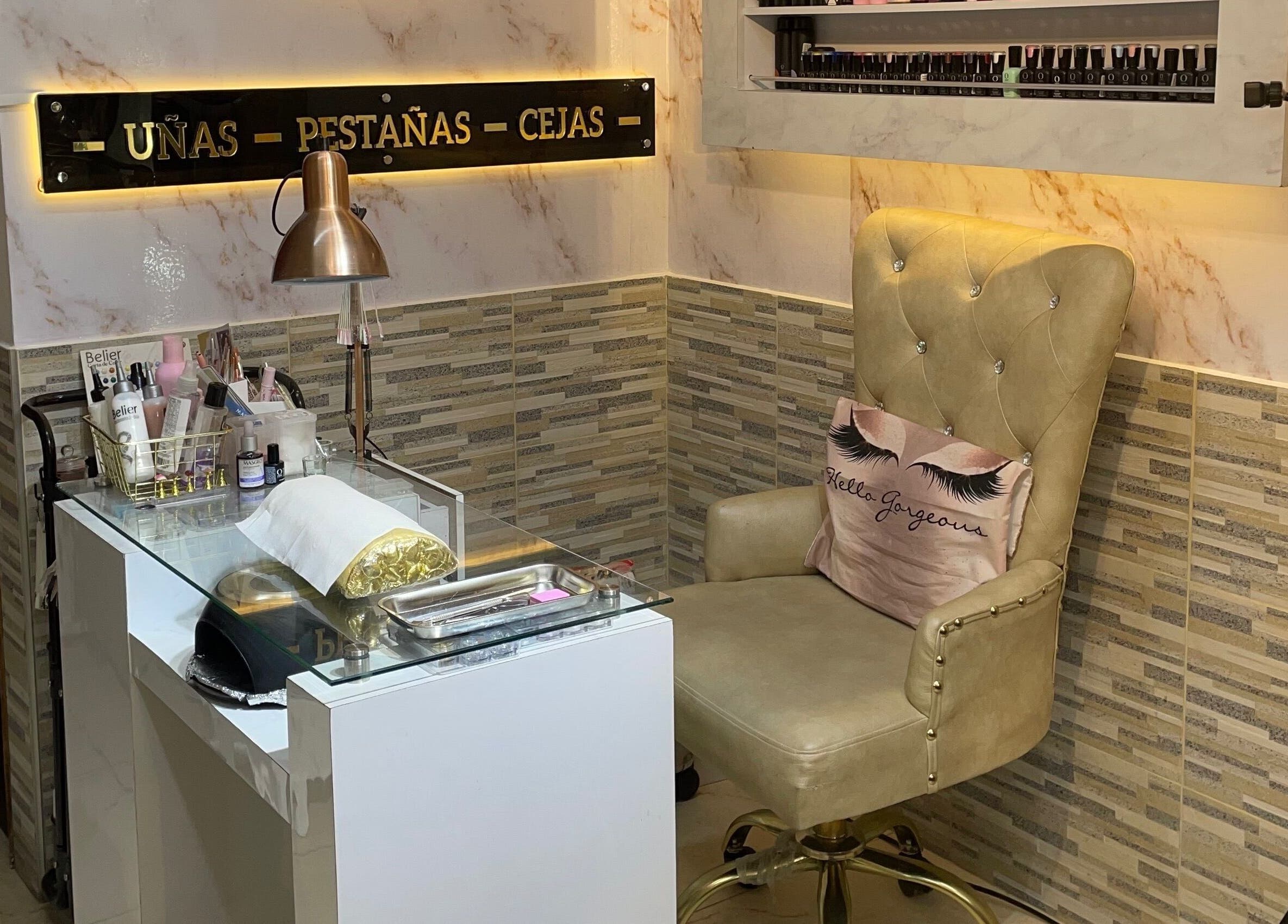 Espacio elegante de uñas en Andromeda Estudio De Belleza Y Moda, Bogotá, Cundinamarca, CO.