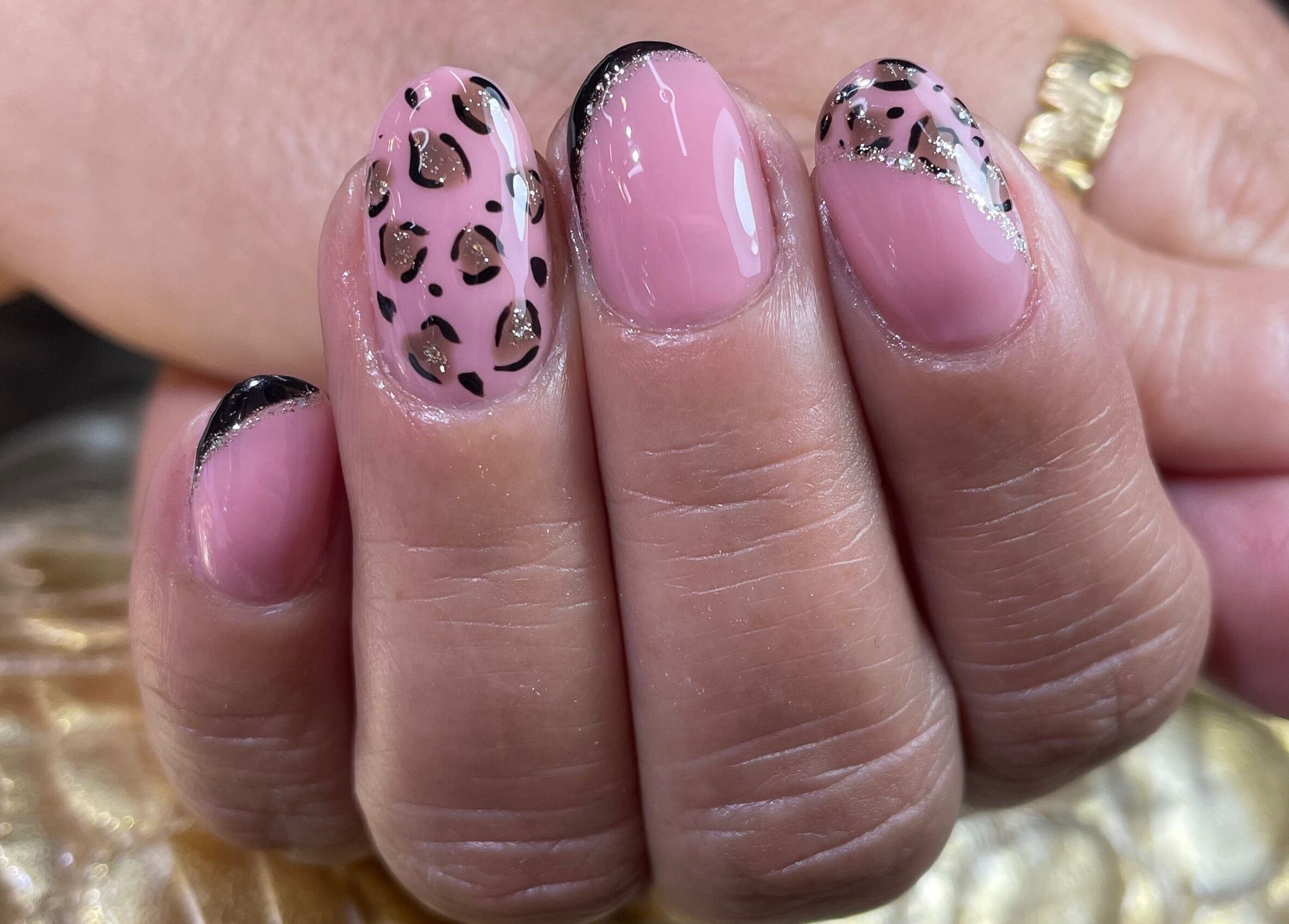 Diseño de uñas rosadas con estampado animal en Andromeda Estudio De Belleza Y Moda, Bogotá, Cundinamarca, CO.