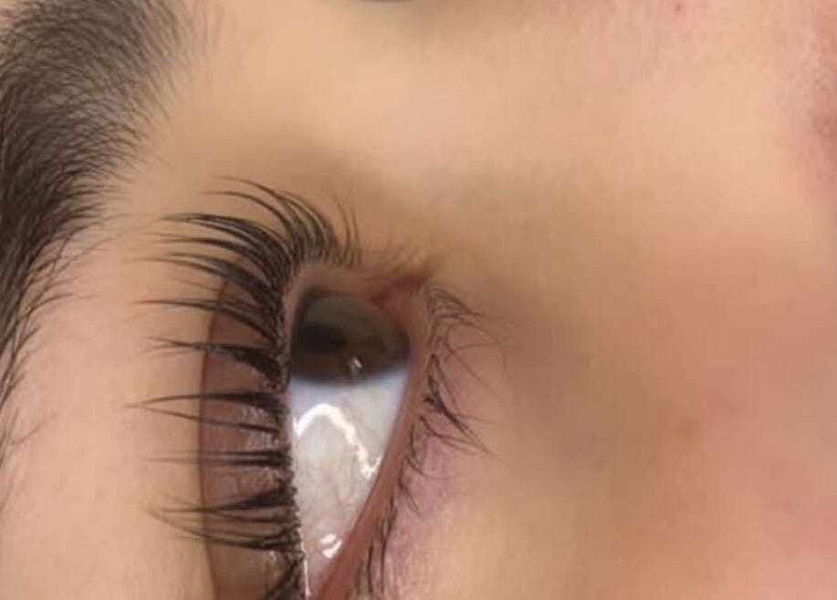 Realce de pestañas en Andromeda Estudio De Belleza Y Moda, Bogotá, Cundinamarca, CO.