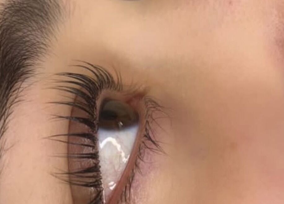 Realce de pestañas en Andromeda Estudio De Belleza Y Moda, Bogotá, Cundinamarca, CO.