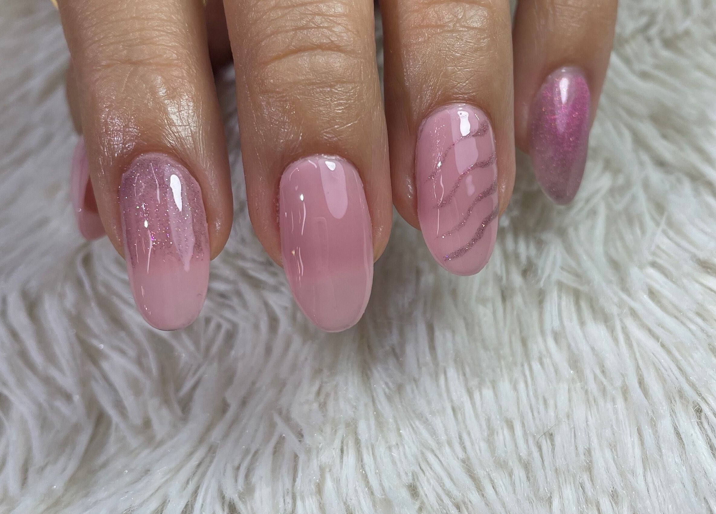 Manicura rosada con diseño en Andromeda Estudio De Belleza Y Moda, Bogotá, Cundinamarca, CO.