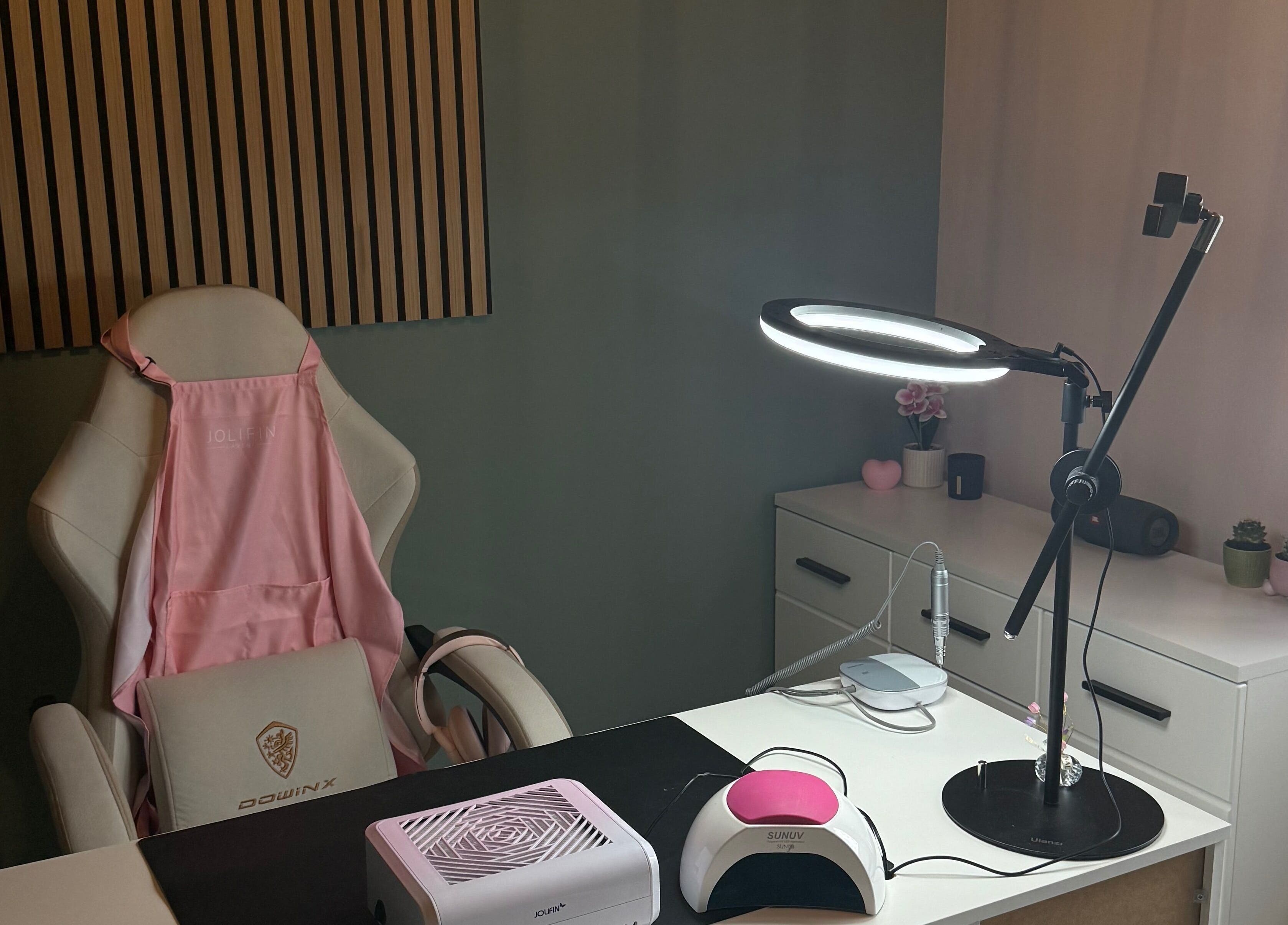 Chic nail setup at Luna nail studio, Peiting, Bayern, DE with elegant lighting and pink chair.