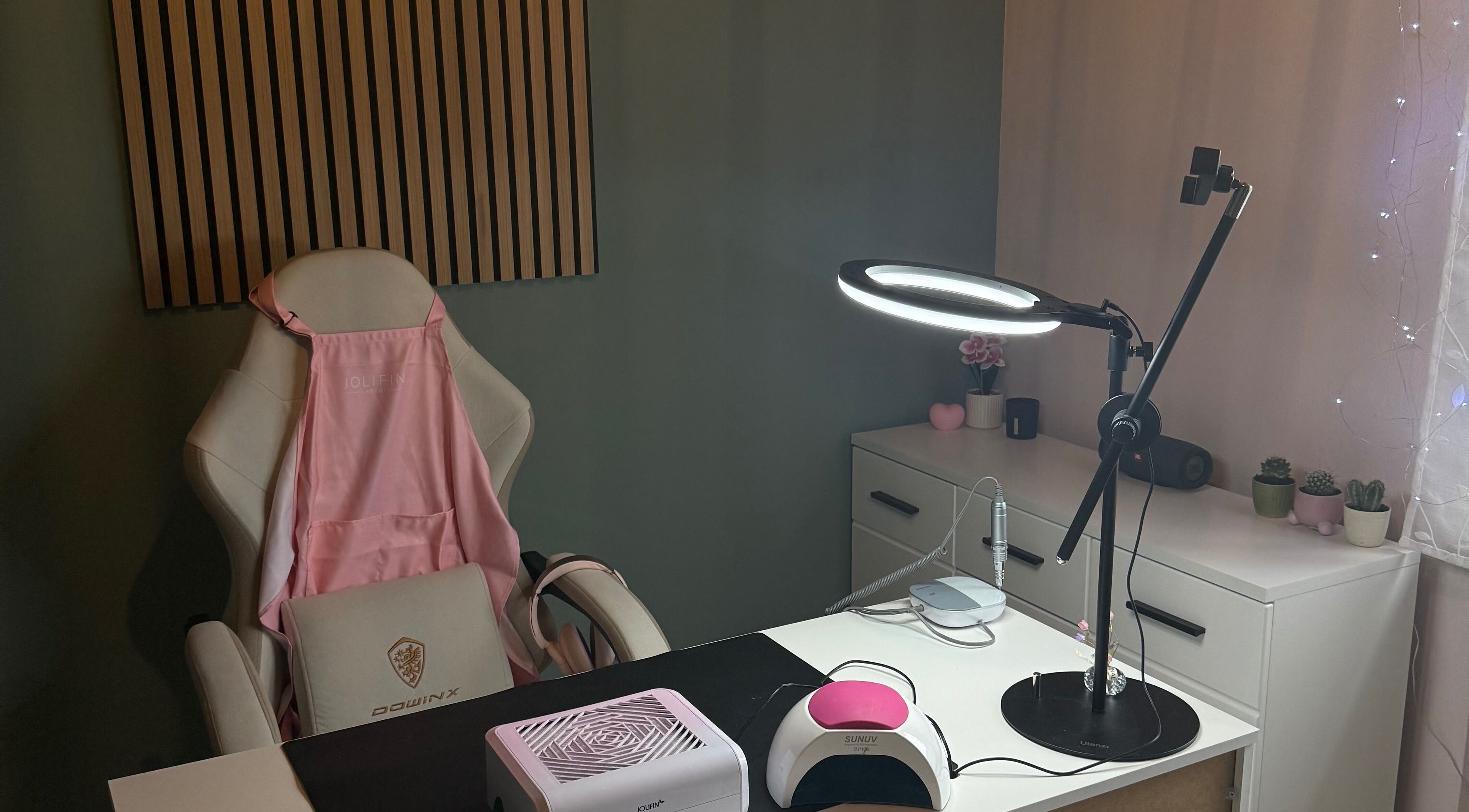 Chic nail setup at Luna nail studio, Peiting, Bayern, DE with elegant lighting and pink chair.