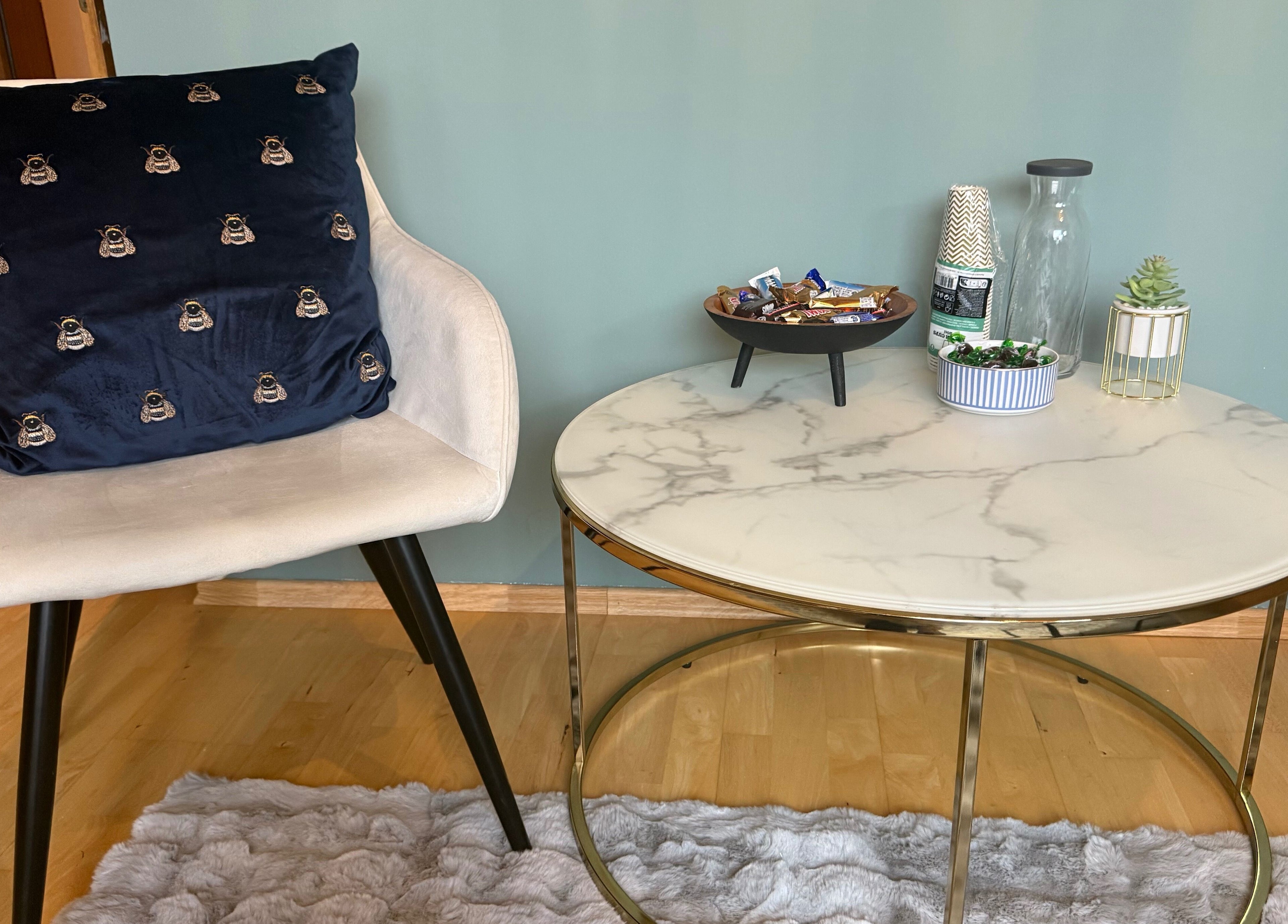 Stylish seating area at Luna nail studio in Peiting, Bayern, DE featuring a cozy chair and marble table.