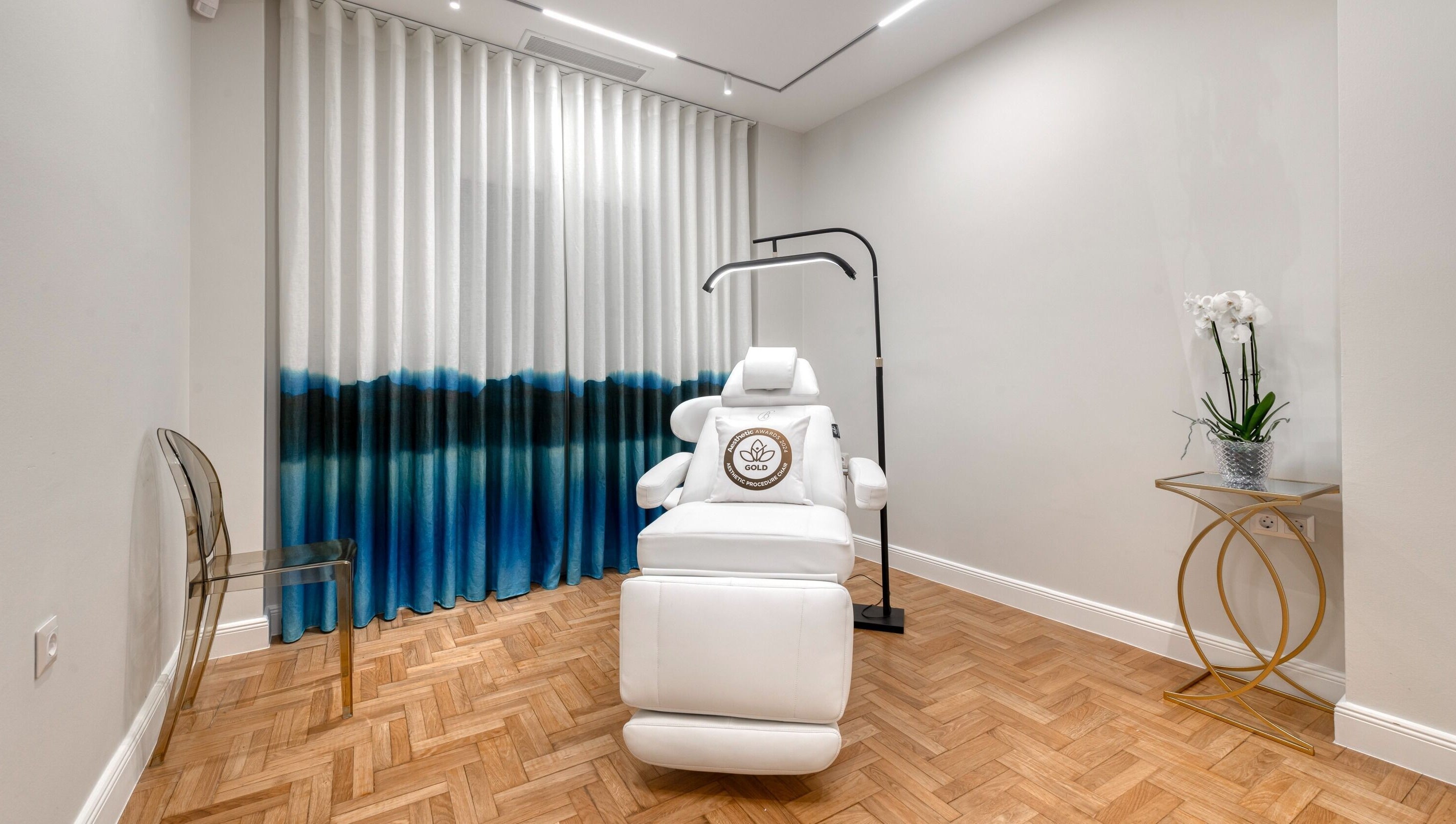 Ηρεμία σε θεραπευτικό δωμάτιο του L'Azure- Biologique Recherche Expert Center, Γλυφάδα, GR.