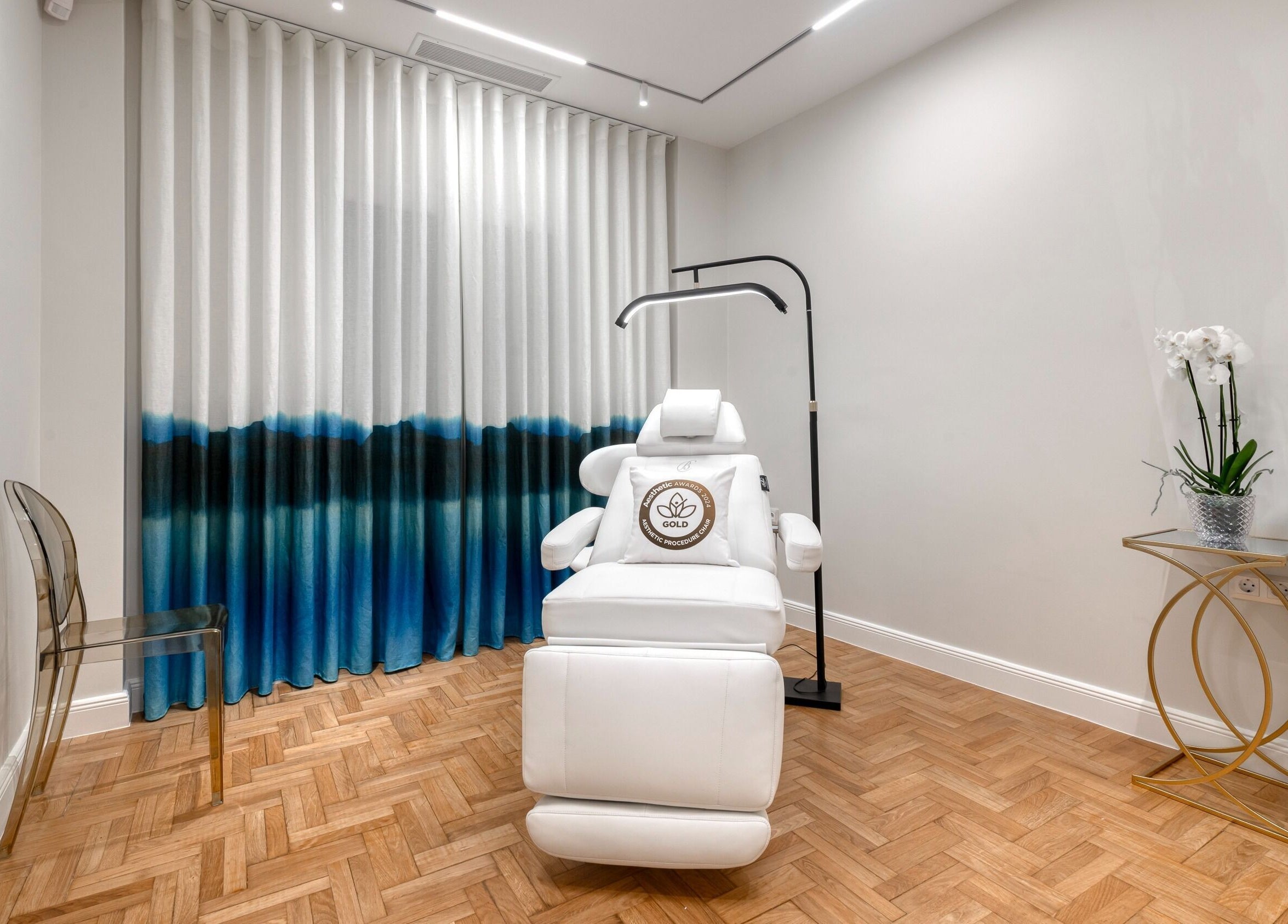 Ηρεμία σε θεραπευτικό δωμάτιο του L'Azure- Biologique Recherche Expert Center, Γλυφάδα, GR.