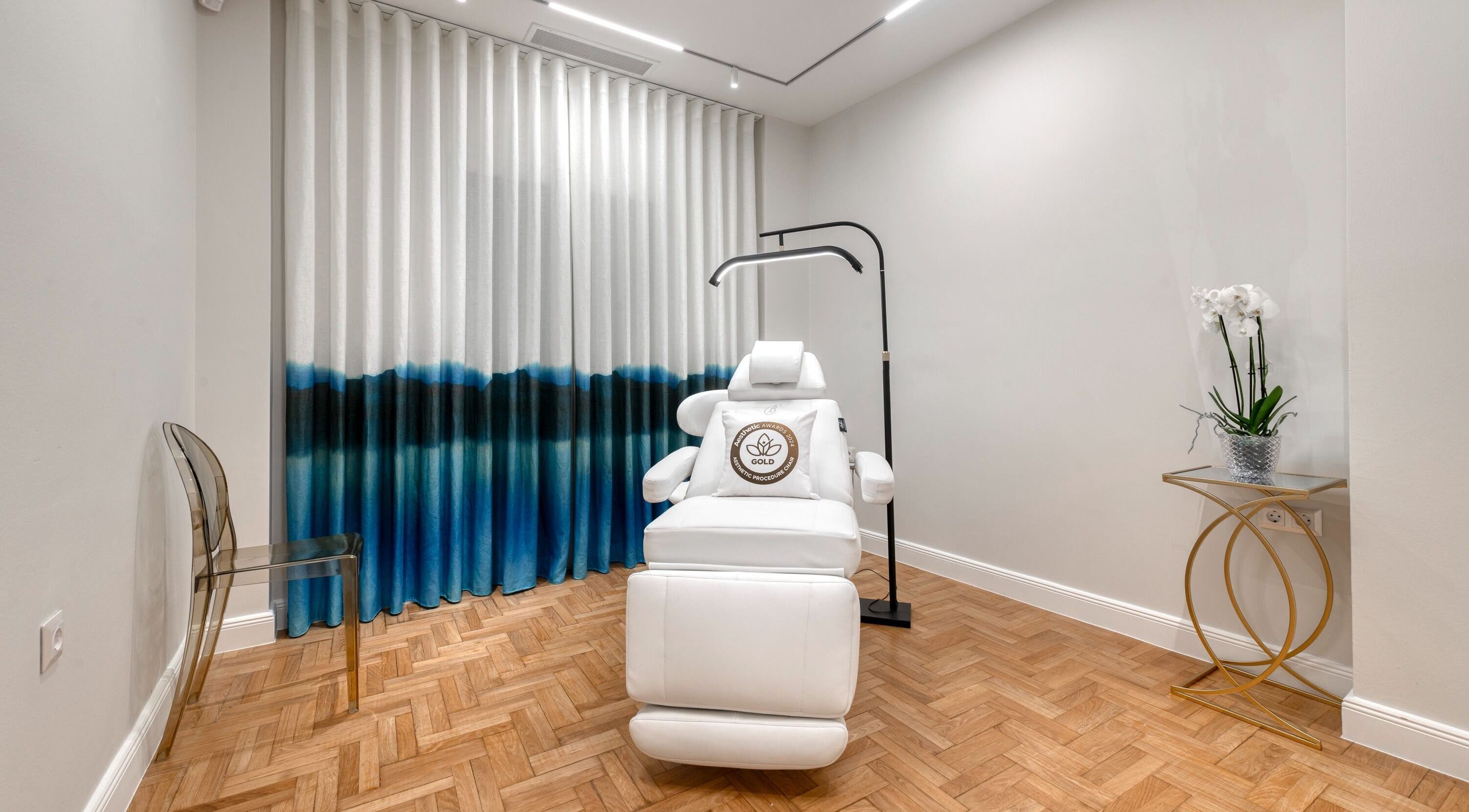 Ηρεμία σε θεραπευτικό δωμάτιο του L'Azure- Biologique Recherche Expert Center, Γλυφάδα, GR.