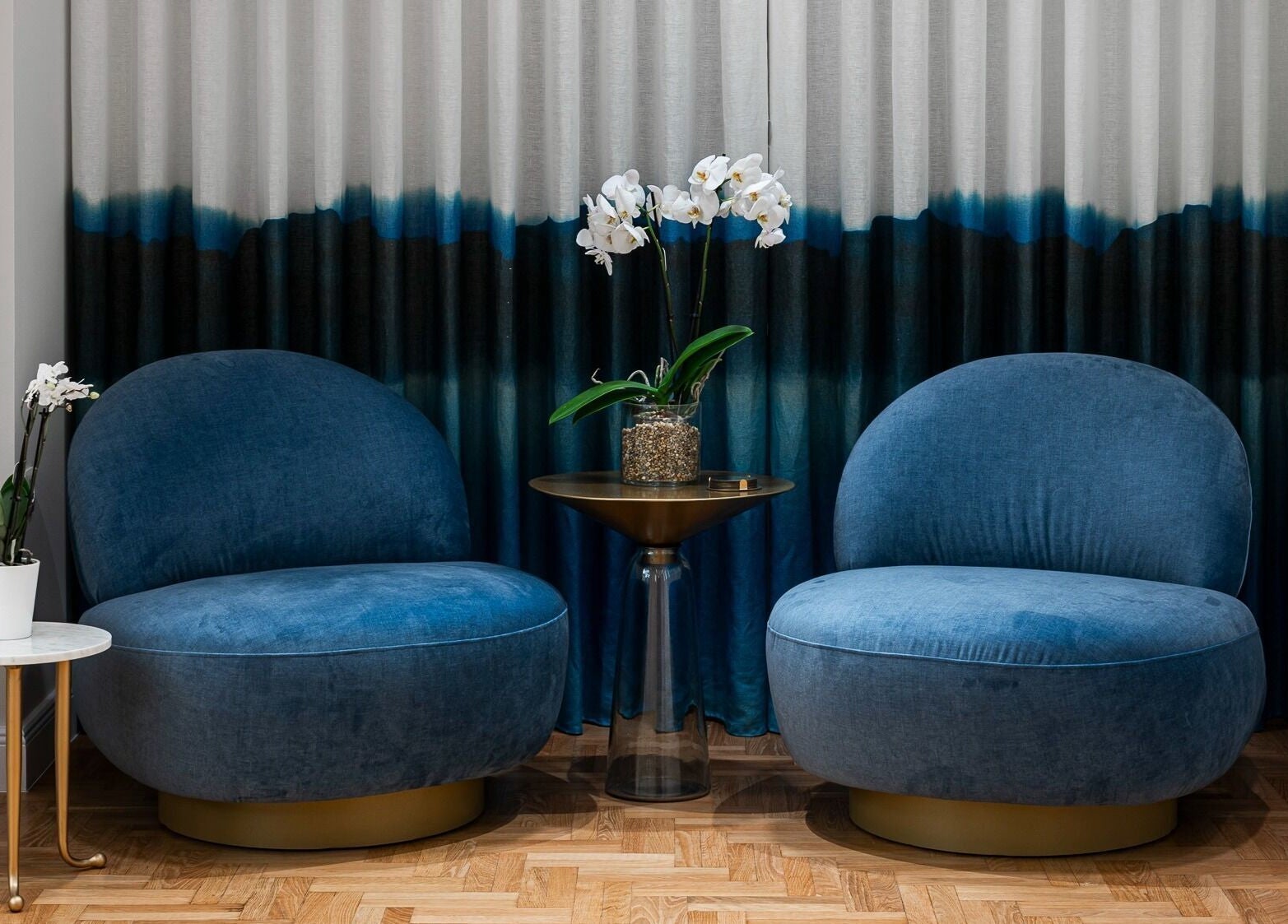 Άνετες μπλε πολυθρόνες στο L'Azure- Biologique Recherche Expert Center, Γλυφάδα, GR.