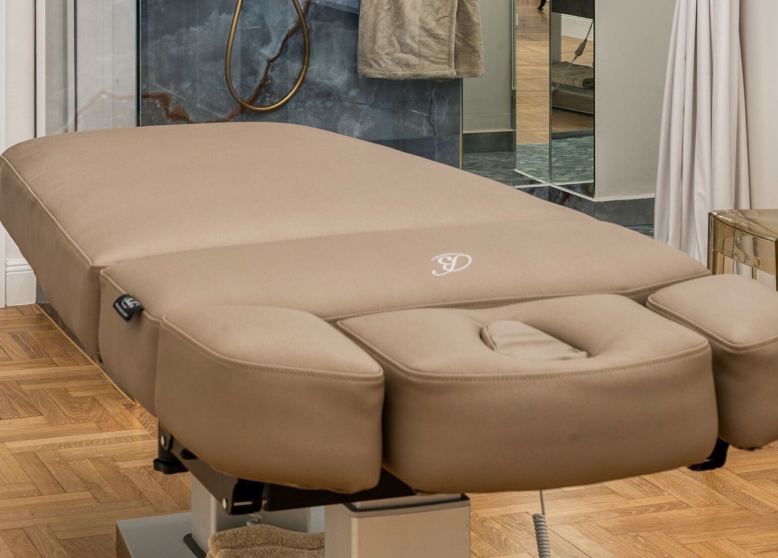 Λουξ κρεβάτι θεραπείας στο L'Azure- Biologique Recherche Expert Center, Γλυφάδα, GR