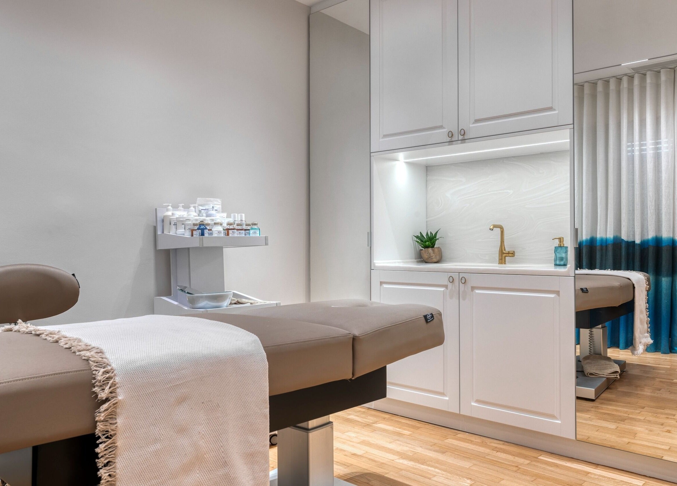 Καλαίσθητο δωμάτιο θεραπείας στο L'Azure- Biologique Recherche Expert Center, Γλυφάδα, GR.