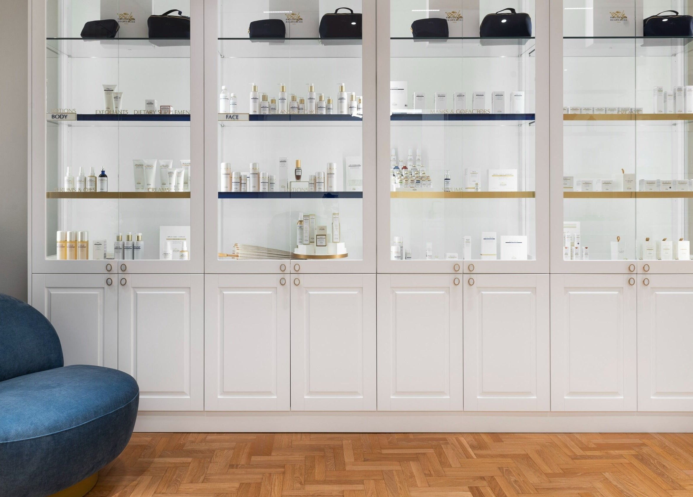 Ράφια προϊόντων στο L'Azure- Biologique Recherche Expert Center, Γλυφάδα, GR