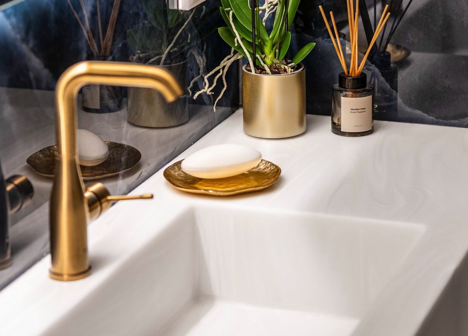 Πολυτελές μπάνιο στο L'Azure- Biologique Recherche Expert Center, Γλυφάδα, GR.