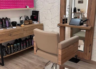 Elegante área de belleza en L´Studio Ana, Elx, Comunidad Valenciana, ES, con sillas cómodas y productos en estante.