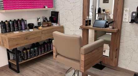 Elegante área de belleza en L´Studio Ana, Elx, Comunidad Valenciana, ES, con sillas cómodas y productos en estante.