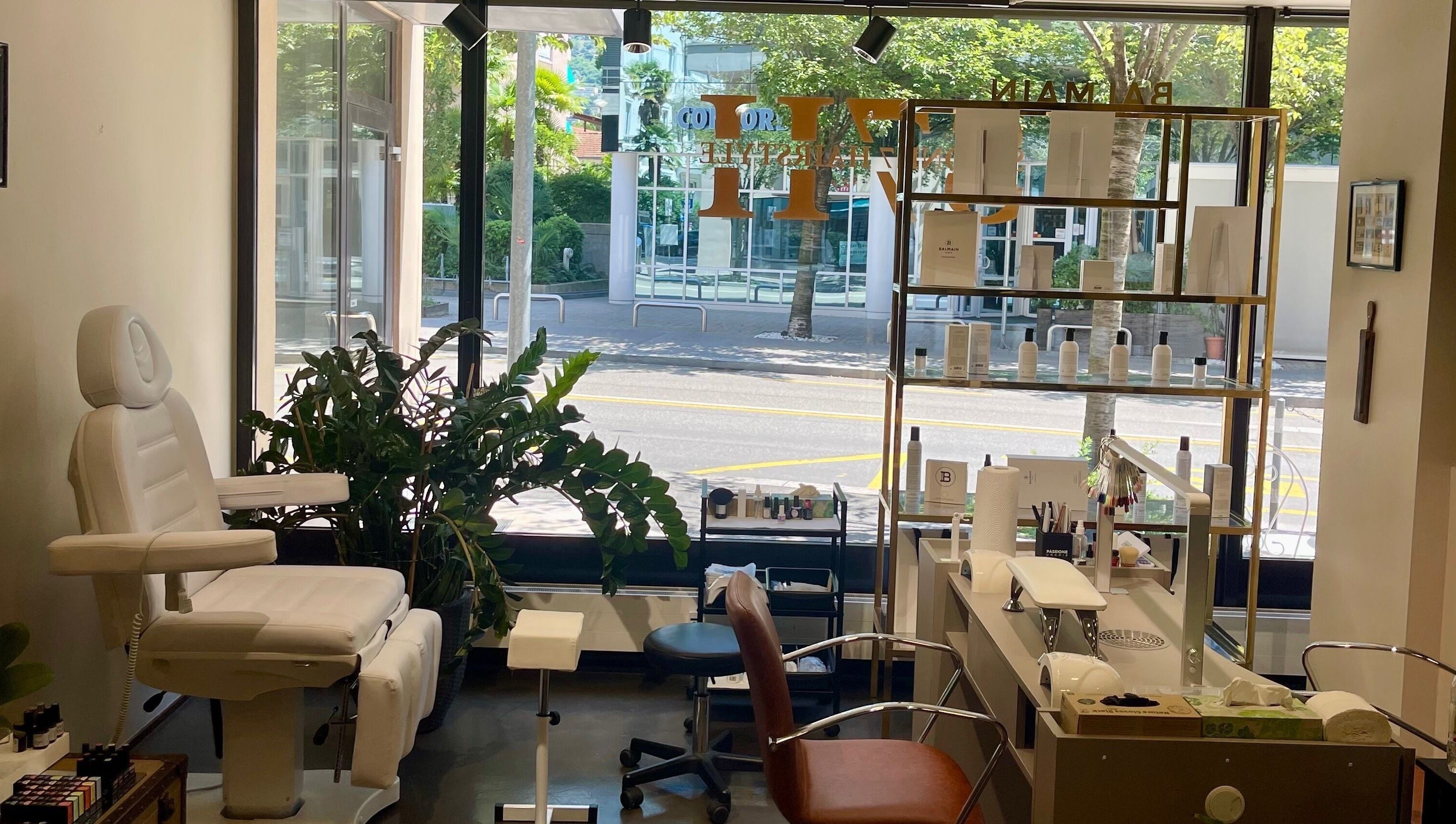 Bright, chic beauty nook inside Bianca Beauty Artist, Lugano, Ticino, CH, with modern chair and products.