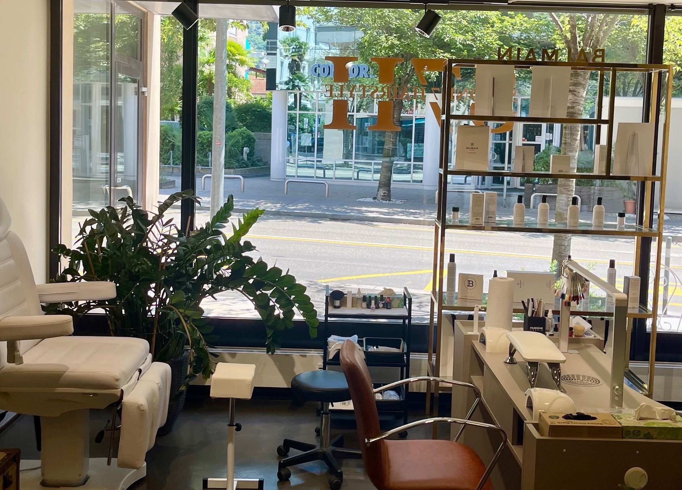 Bright, chic beauty nook inside Bianca Beauty Artist, Lugano, Ticino, CH, with modern chair and products.