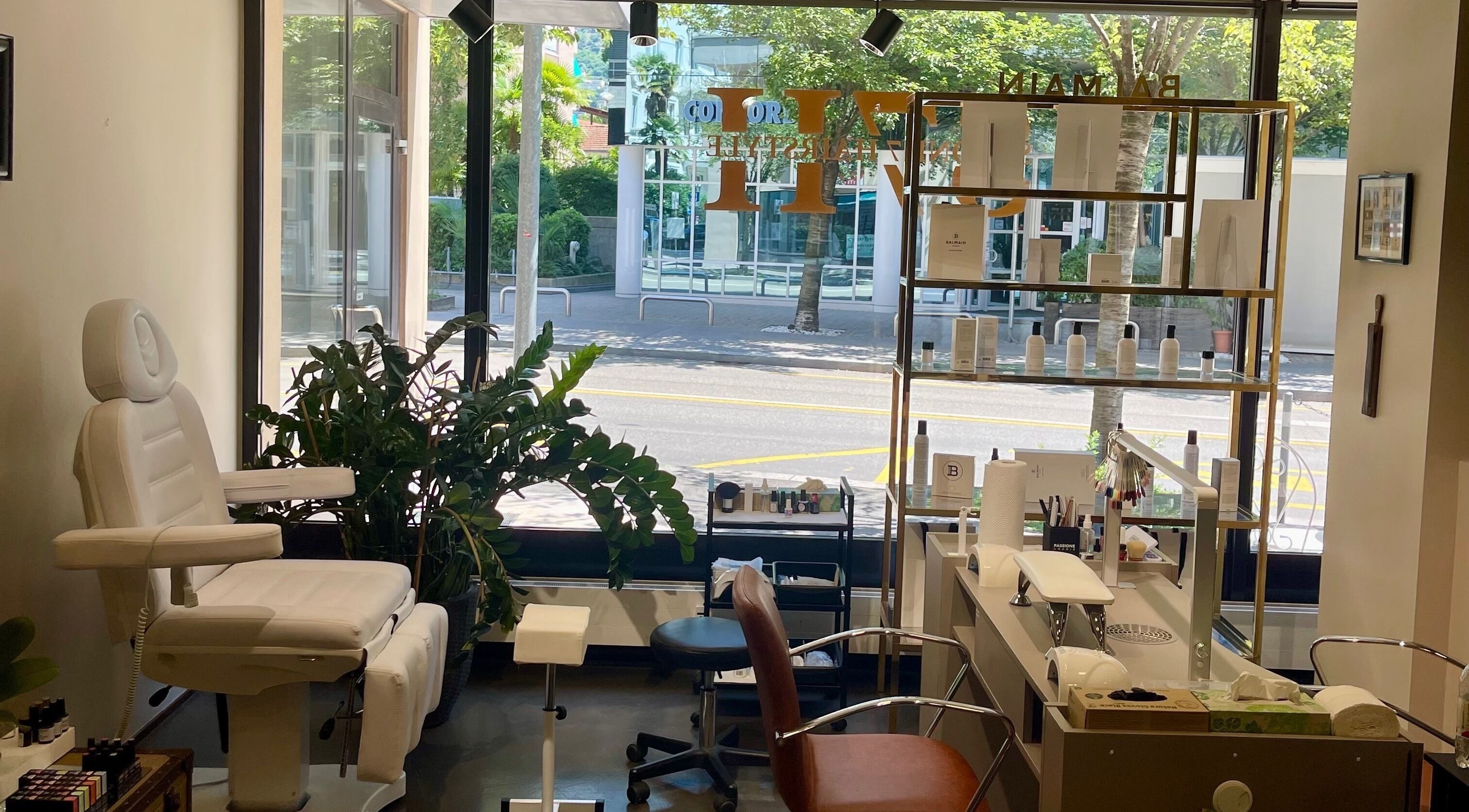 Bright, chic beauty nook inside Bianca Beauty Artist, Lugano, Ticino, CH, with modern chair and products.