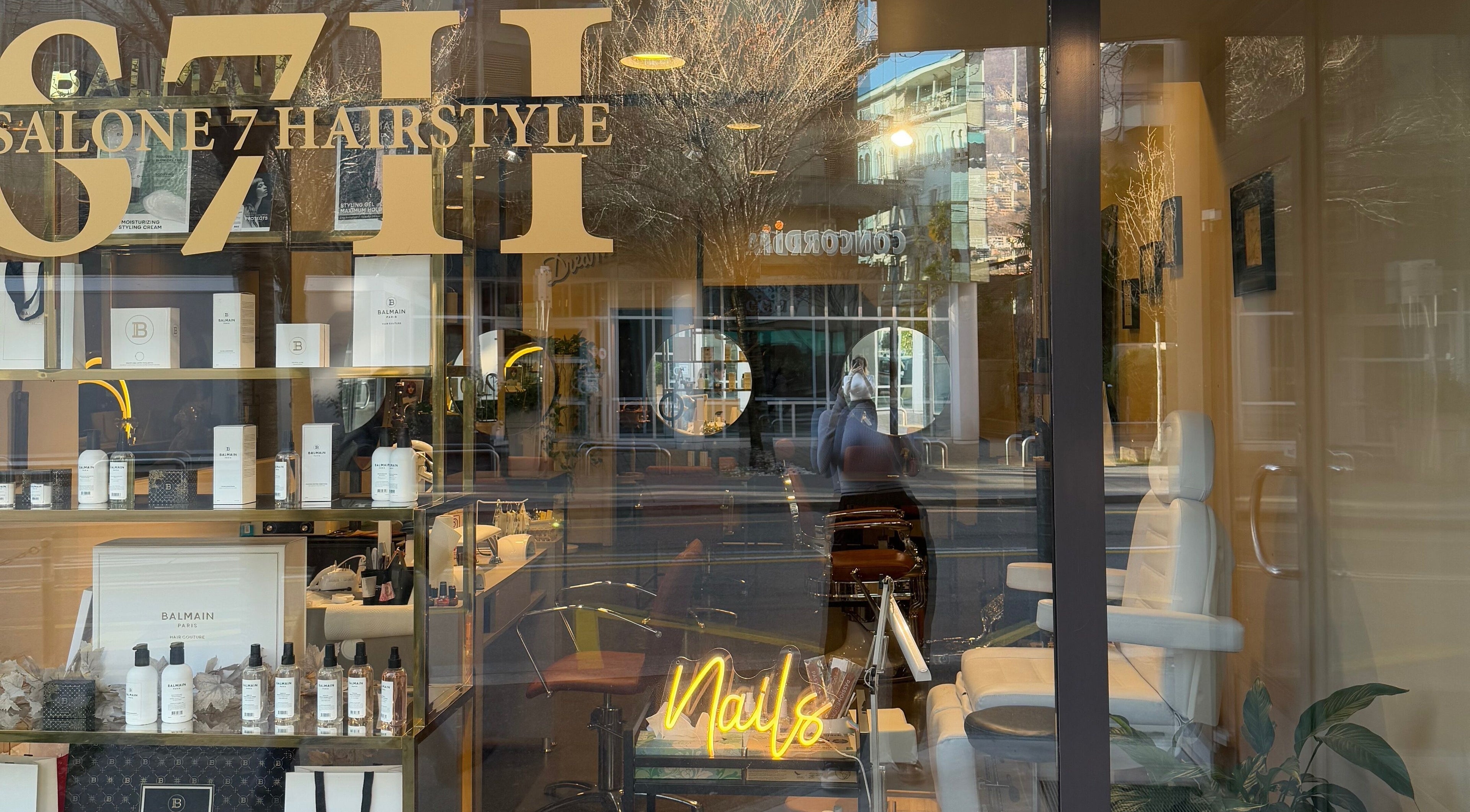 Beautiful salon view of Bianca Beauty Artist, Lugano, Ticino, CH, showcasing products and seating area.