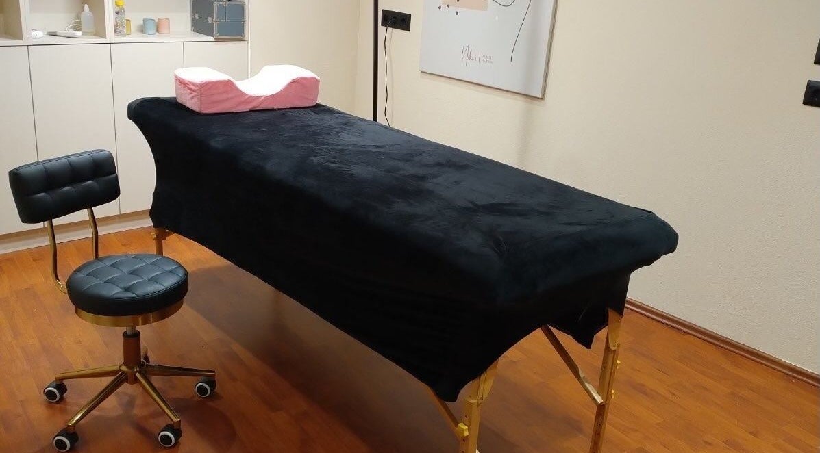 Λεπτομέρεια από το εσωτερικό του Niki’s Beauty Boutique στην Κερατέα, GR με πολυτελές κρεβάτι θεραπείας.